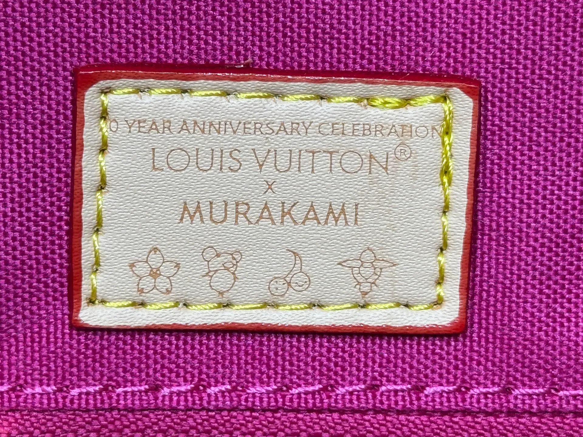 P240 Upgraded original M44571 M45495 M46373onthego medium-sized handbag, the monogram pattern is printed and dyed first and then embossed on the grained cowhide, which is soft and soft. Its ample interior can hold laptops and other office supplies. The long and short handles are easy to carry in the hand or on the shoulder. Size: 34x26x13cm