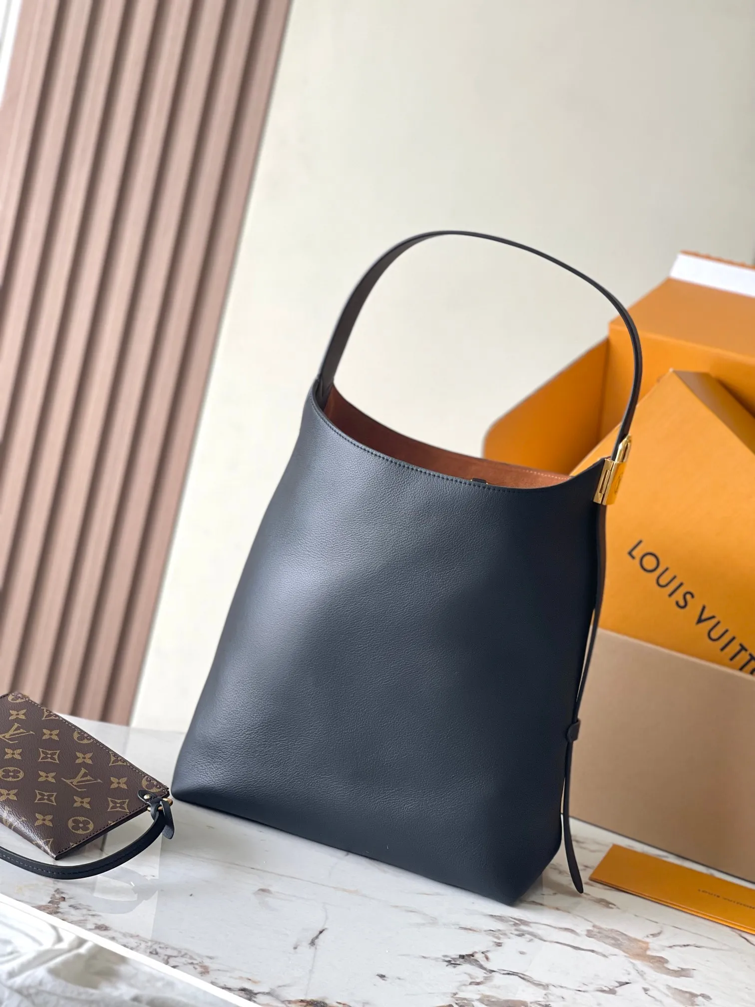 p3000 [Special grade MB chip version original leather] [Low Key Hobo medium handbag] is made of soft cow leather to outline simple and elegant lines, and is paired with suede lining to release a trendy atmosphere, showing the brand's exquisite craftsmanship. Model: M24856 dynamic chip version Material: A-grade all-steel hardware, imported original fabric Packaging: full set of original factory duty-free MB packaging Size: 31*35*18