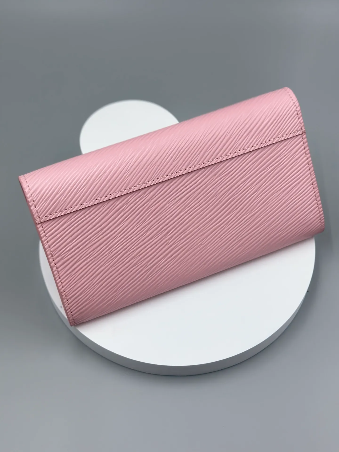 P160 M61179 is made of Epi leather, which combines smart and practical design with a high sense of fashion to create a unique style. The LV Twist wallet adopts a twist lock design, turning the L into a V by crossing your fingers. The multiple pocket design makes this wallet both playful and practical. Dimensions: 19.0x 10.5x 2.5 cm,