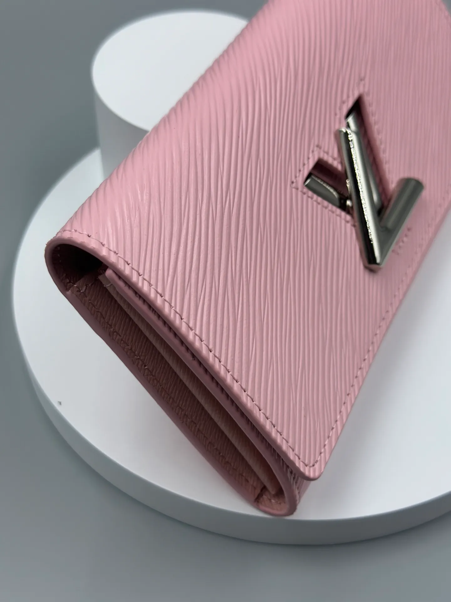 P160 M61179 is made of Epi leather, which combines smart and practical design with a high sense of fashion to create a unique style. The LV Twist wallet adopts a twist lock design, turning the L into a V by crossing your fingers. The multiple pocket design makes this wallet both playful and practical. Dimensions: 19.0x 10.5x 2.5 cm,