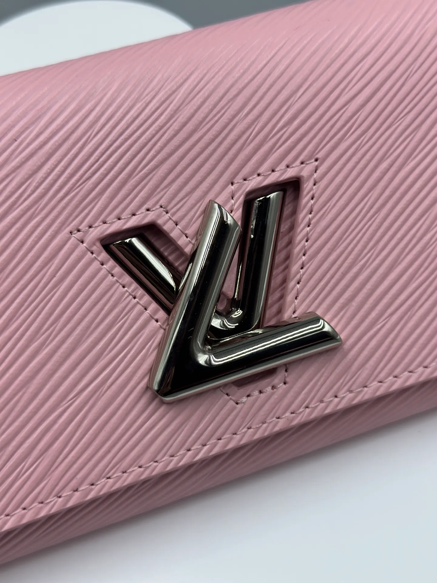 P160 M61179 is made of Epi leather, which combines smart and practical design with a high sense of fashion to create a unique style. The LV Twist wallet adopts a twist lock design, turning the L into a V by crossing your fingers. The multiple pocket design makes this wallet both playful and practical. Dimensions: 19.0x 10.5x 2.5 cm,