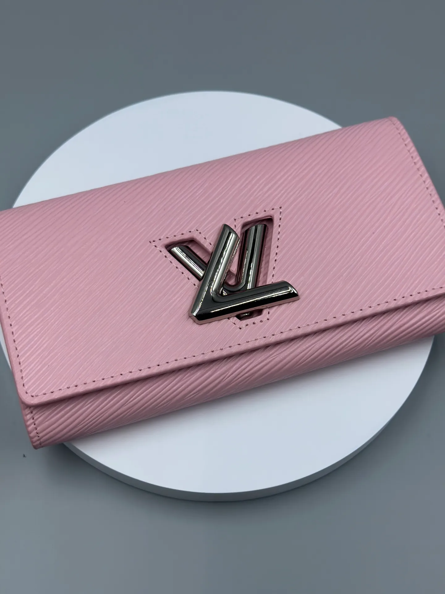 P160 M61179 is made of Epi leather, which combines smart and practical design with a high sense of fashion to create a unique style. The LV Twist wallet adopts a twist lock design, turning the L into a V by crossing your fingers. The multiple pocket design makes this wallet both playful and practical. Dimensions: 19.0x 10.5x 2.5 cm,