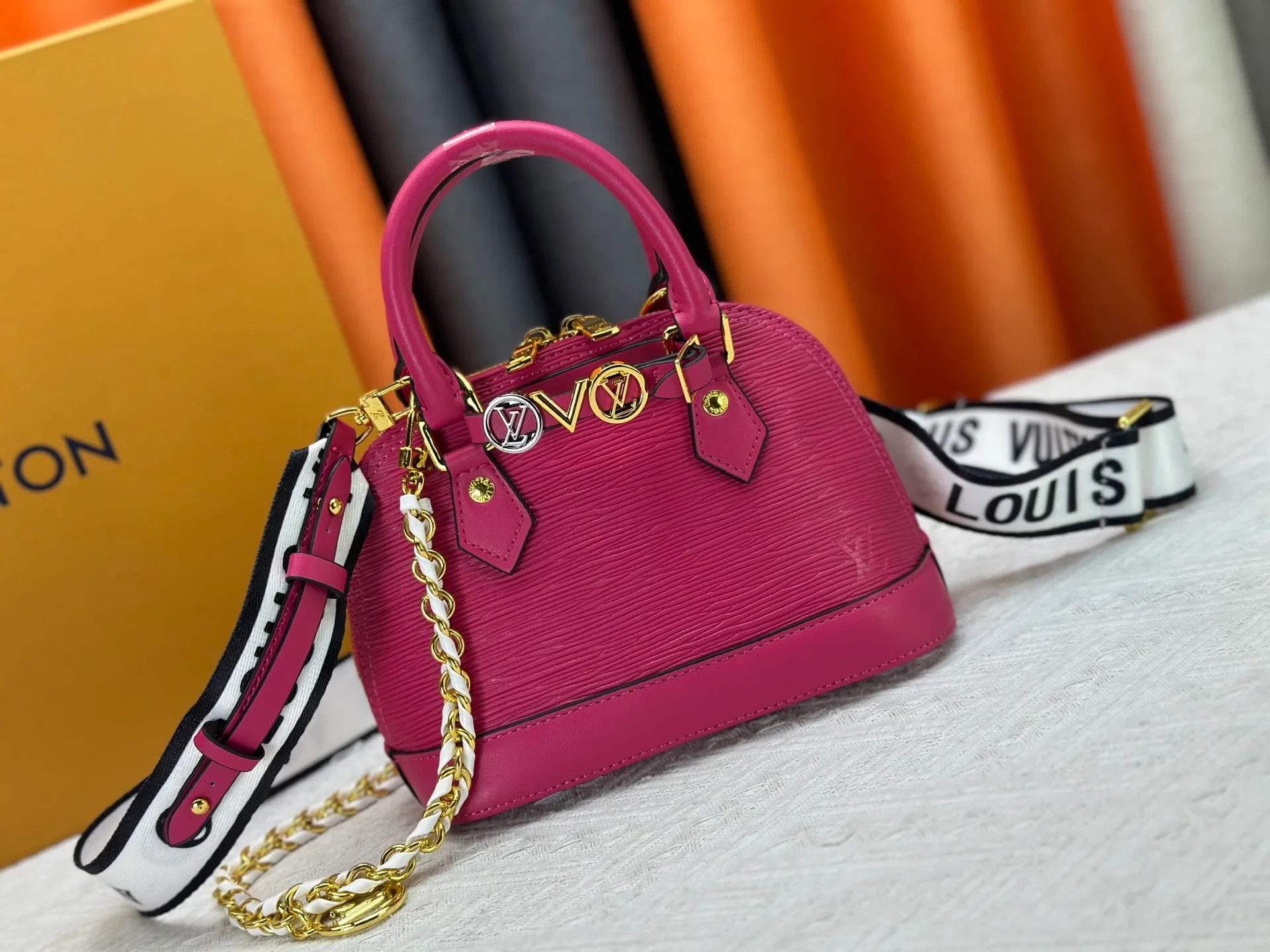 P300 upgraded version [Official latest model] K00015 M25529 M14933 M53152 M13416 M82717 [Alma Mini LV&I] The LV&I series launches this customizable kit, featuring the iconic Alma in an exclusive mini size. Designed to create a personalized handbag that is unique to the wearer, there are seven styles to choose from, available in a range of colors and finishes. Next, choose a strap or chain before choosing add-ons like a mirrored name tag or a functional hair clip. Finally, three sliding charms are included, ranging from the iconic padlock to the colorful Vivienne mascot.  Dimensions: 18 x 12 x 8 cm