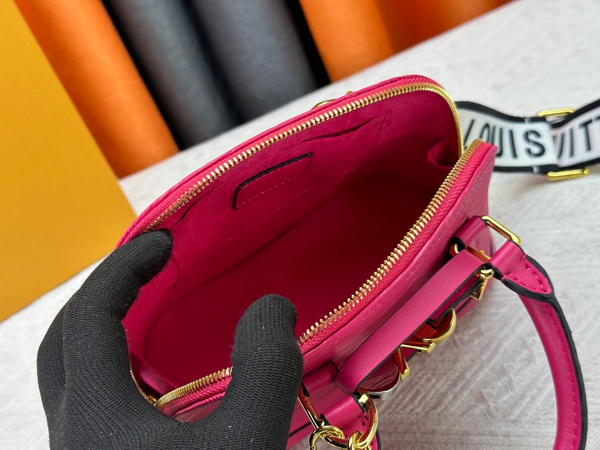 P300 upgraded version [Official latest model] K00015 M25529 M14933 M53152 M13416 M82717 [Alma Mini LV&I] The LV&I series launches this customizable kit, featuring the iconic Alma in an exclusive mini size. Designed to create a personalized handbag that is unique to the wearer, there are seven styles to choose from, available in a range of colors and finishes. Next, choose a strap or chain before choosing add-ons like a mirrored name tag or a functional hair clip. Finally, three sliding charms are included, ranging from the iconic padlock to the colorful Vivienne mascot.  Dimensions: 18 x 12 x 8 cm
