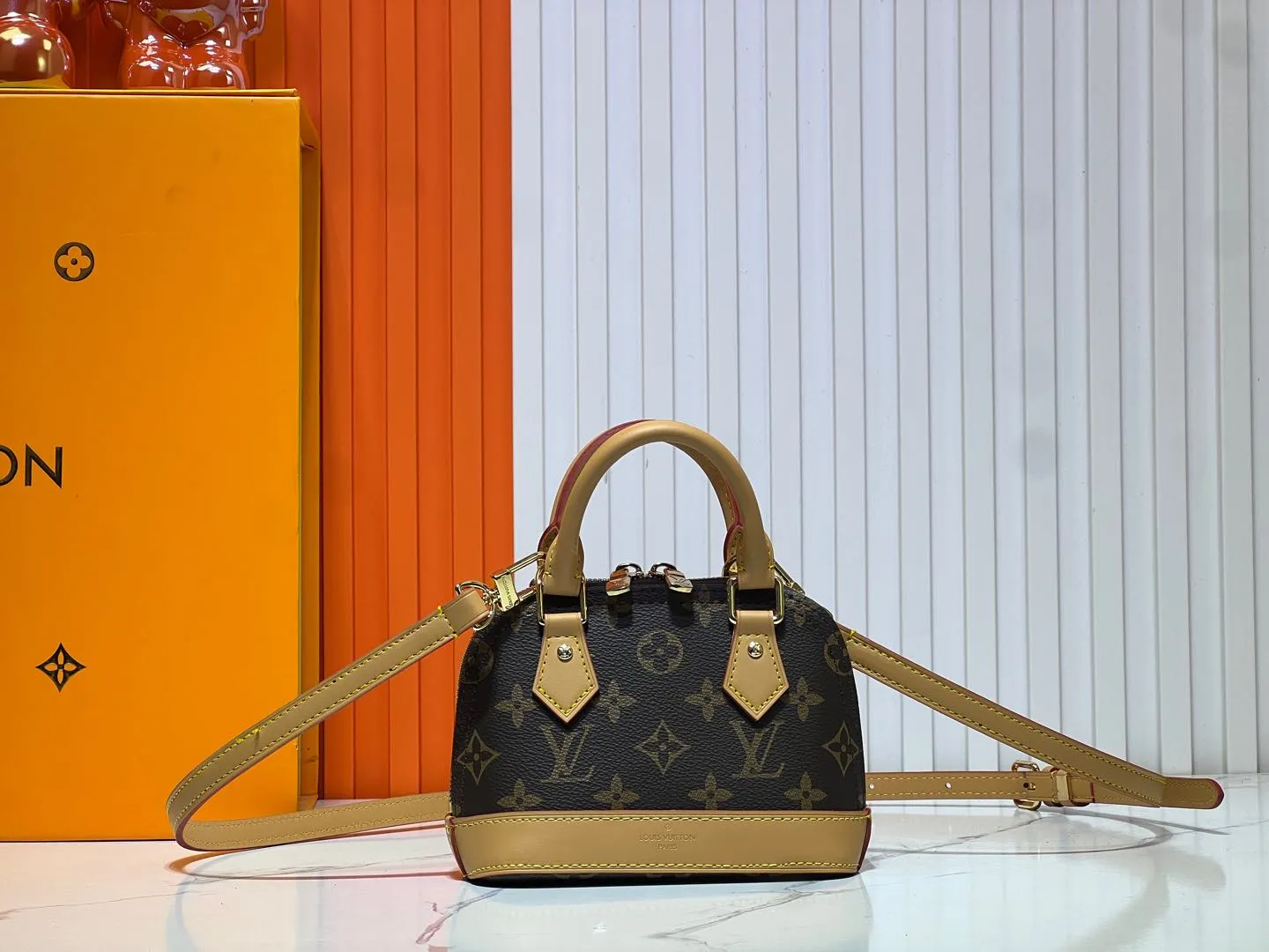 Batch 240💰Upgraded original version [Alma Nano Shell Handbag] M82717 Presbyopia Coffee Grid Mini Shell Bag Series New launch Nano Alma Handbag Reproduces the iconic Alma bag's Nano Alma in a miniature version. Louis Vuitton's signature Monogram canvas material harmonizes with the natural leather upholstery. Expertly crafted items that combine traditional charm with modern functionality. Opening the double zippers reveals an interior design with surprisingly ample storage space. With two leather handles and an adjustable, removable shoulder strap, it can be styled in a variety of ways.  Dimensions: 18 x 12 x 8 cm