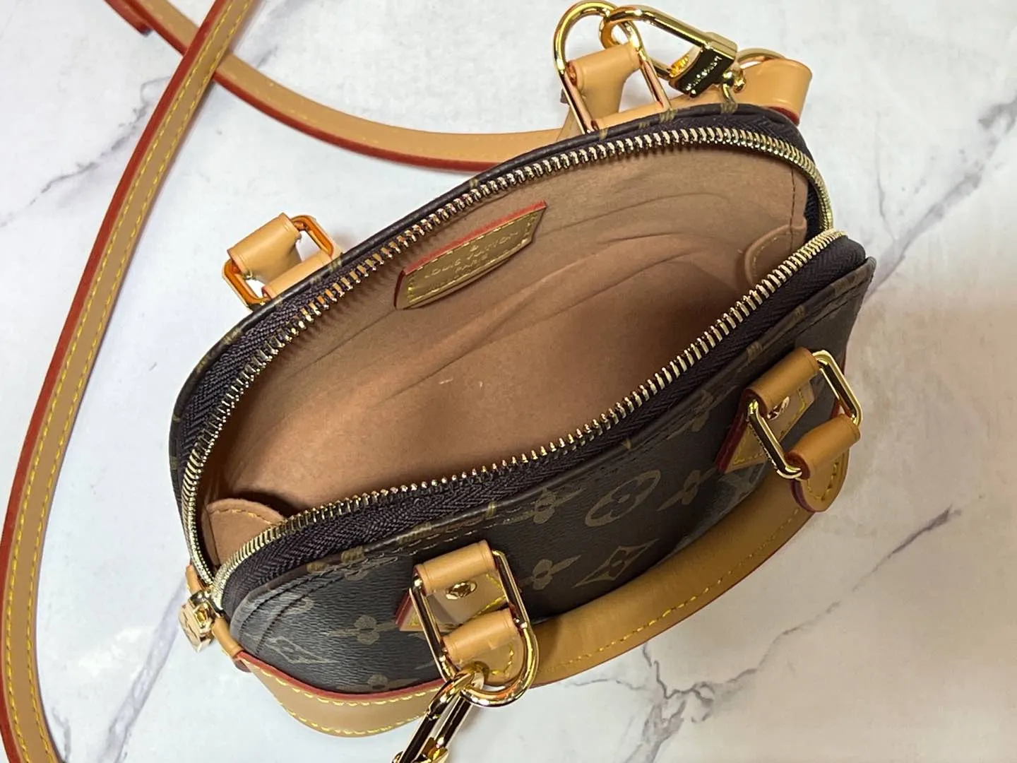 Batch 240💰Upgraded original version [Alma Nano Shell Handbag] M82717 Presbyopia Coffee Grid Mini Shell Bag Series New launch Nano Alma Handbag Reproduces the iconic Alma bag's Nano Alma in a miniature version. Louis Vuitton's signature Monogram canvas material harmonizes with the natural leather upholstery. Expertly crafted items that combine traditional charm with modern functionality. Opening the double zippers reveals an interior design with surprisingly ample storage space. With two leather handles and an adjustable, removable shoulder strap, it can be styled in a variety of ways.  Dimensions: 18 x 12 x 8 cm
