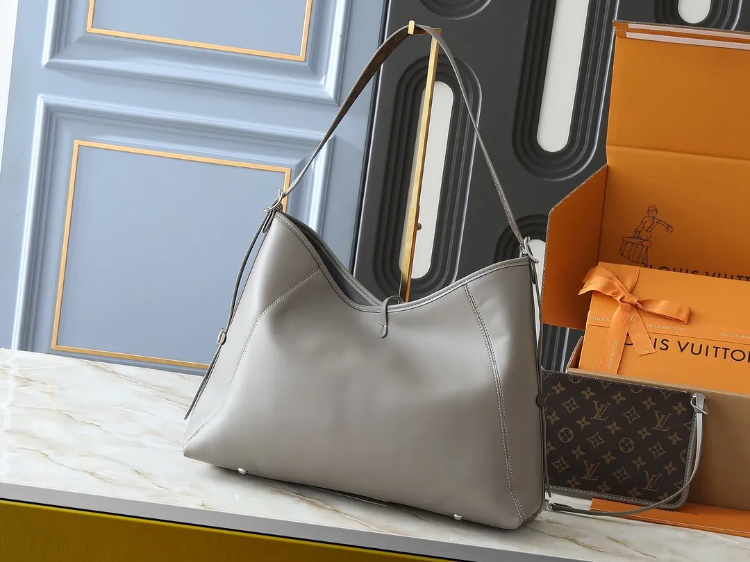 💰280💰Upgraded from the original M25143 M24861 M12583 M12579 M12919 M13105 This CarryAll Dark medium handbag is made of soft sheep leather to create a fashionable and lazy silhouette, adding eye-catching charm to the 2024 spring and summer show style. Polished metal pieces are complemented by a tactile, slightly wrinkled texture. Plenty of space can accommodate a variety of daily necessities, making it a great travel companion. Dimensions: 30 x 15 x 39 cm (height x width x length)