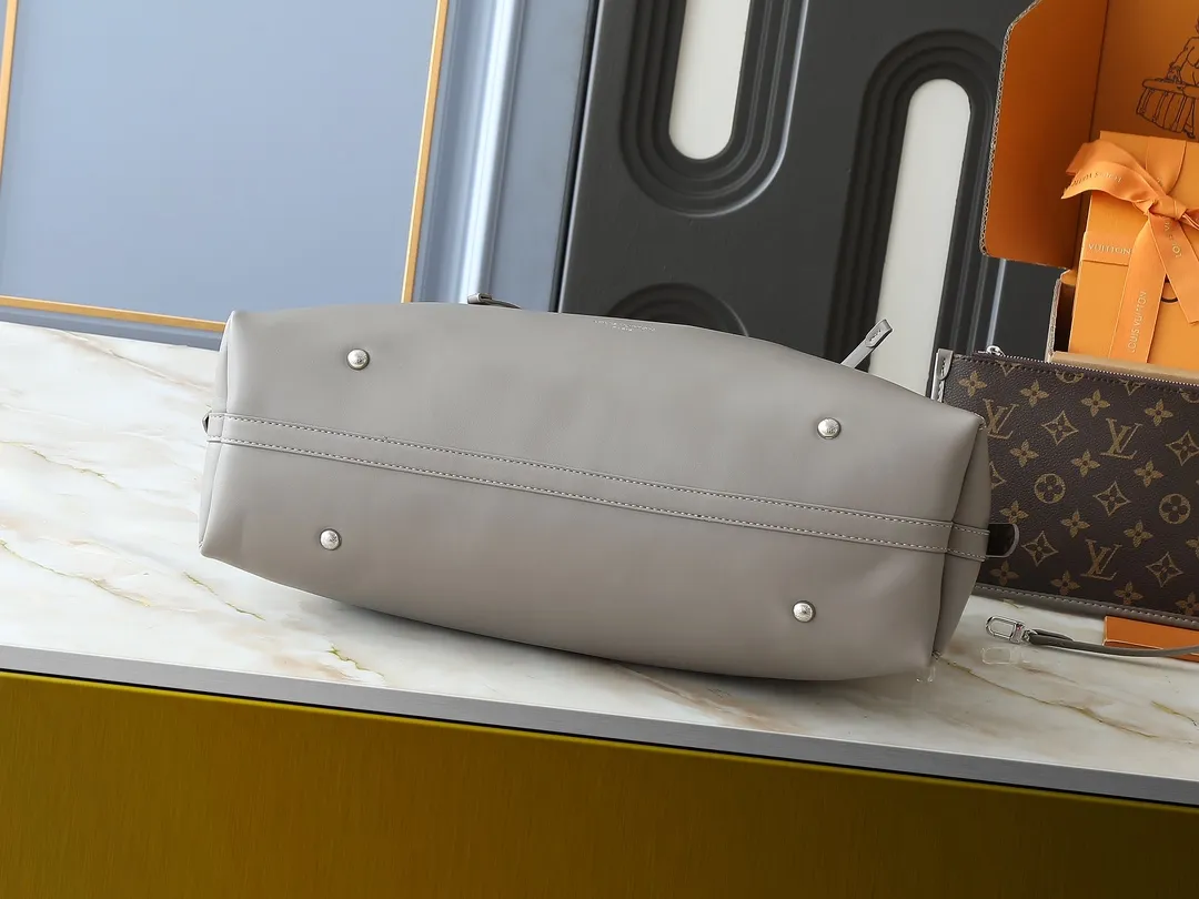 💰280💰Upgraded from the original M25143 M24861 M12583 M12579 M12919 M13105 This CarryAll Dark medium handbag is made of soft sheep leather to create a fashionable and lazy silhouette, adding eye-catching charm to the 2024 spring and summer show style. Polished metal pieces are complemented by a tactile, slightly wrinkled texture. Plenty of space can accommodate a variety of daily necessities, making it a great travel companion. Dimensions: 30 x 15 x 39 cm (height x width x length)