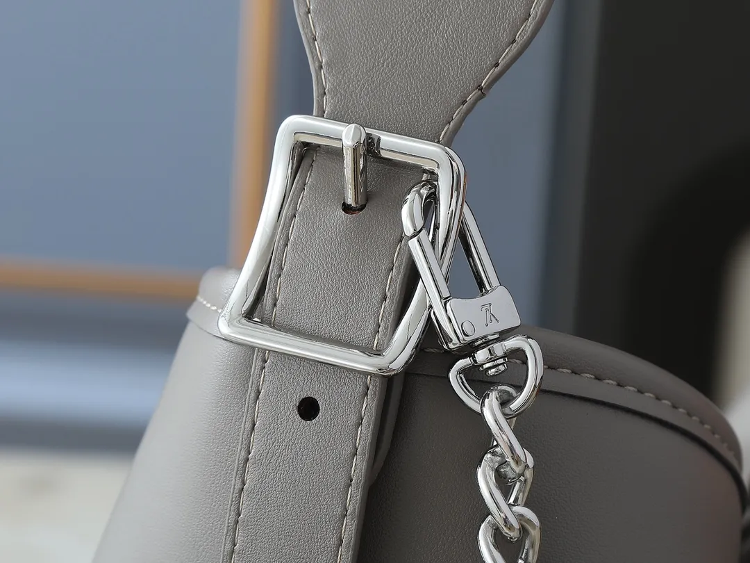 💰280💰Upgraded from the original M25143 M24861 M12583 M12579 M12919 M13105 This CarryAll Dark medium handbag is made of soft sheep leather to create a fashionable and lazy silhouette, adding eye-catching charm to the 2024 spring and summer show style. Polished metal pieces are complemented by a tactile, slightly wrinkled texture. Plenty of space can accommodate a variety of daily necessities, making it a great travel companion. Dimensions: 30 x 15 x 39 cm (height x width x length)
