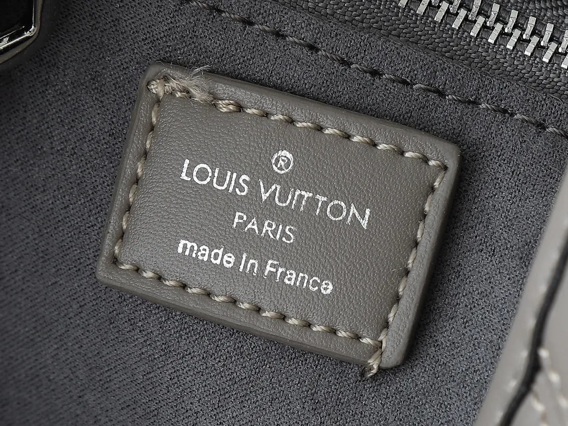 💰280💰Upgraded from the original M25143 M24861 M12583 M12579 M12919 M13105 This CarryAll Dark medium handbag is made of soft sheep leather to create a fashionable and lazy silhouette, adding eye-catching charm to the 2024 spring and summer show style. Polished metal pieces are complemented by a tactile, slightly wrinkled texture. Plenty of space can accommodate a variety of daily necessities, making it a great travel companion. Dimensions: 30 x 15 x 39 cm (height x width x length)