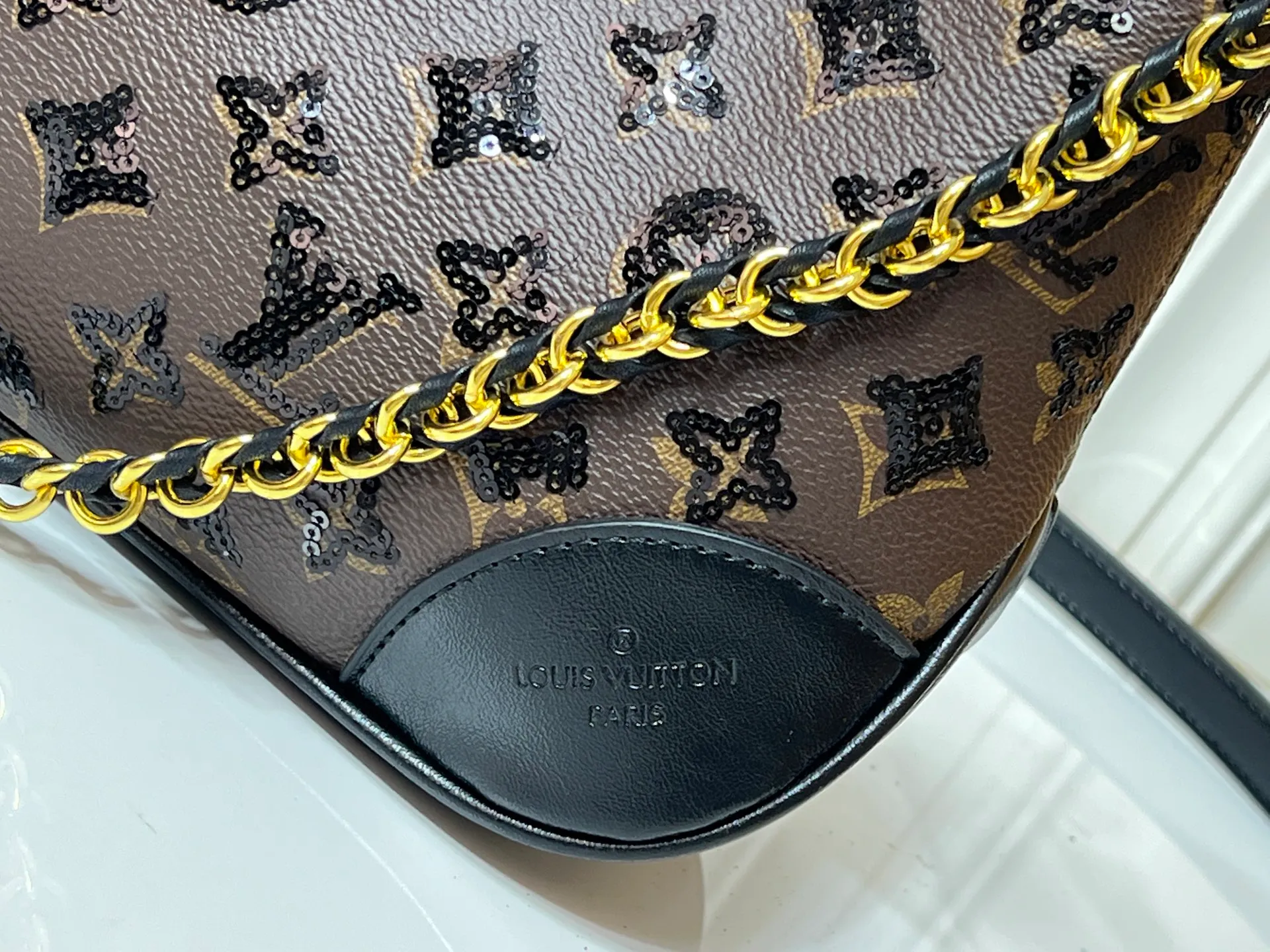 Batch 340💰Upgraded original M13224 M12930 M45832 M45831 Chain bag croissant series KOREA PRE-LAUNCH handbag This season's Boulogne bag uses Monogram Amprent leather material to reinterpret a symbolic design that can be used in multiple ways. Like existing designs made of canvas, various styles of items can be produced. Internal flat pocket that can store large-sized smartphones. A new version with a braided chain woven with gold hardware that creates a high-class and strong atmosphere. 16 x 9.5 x 29 cm.