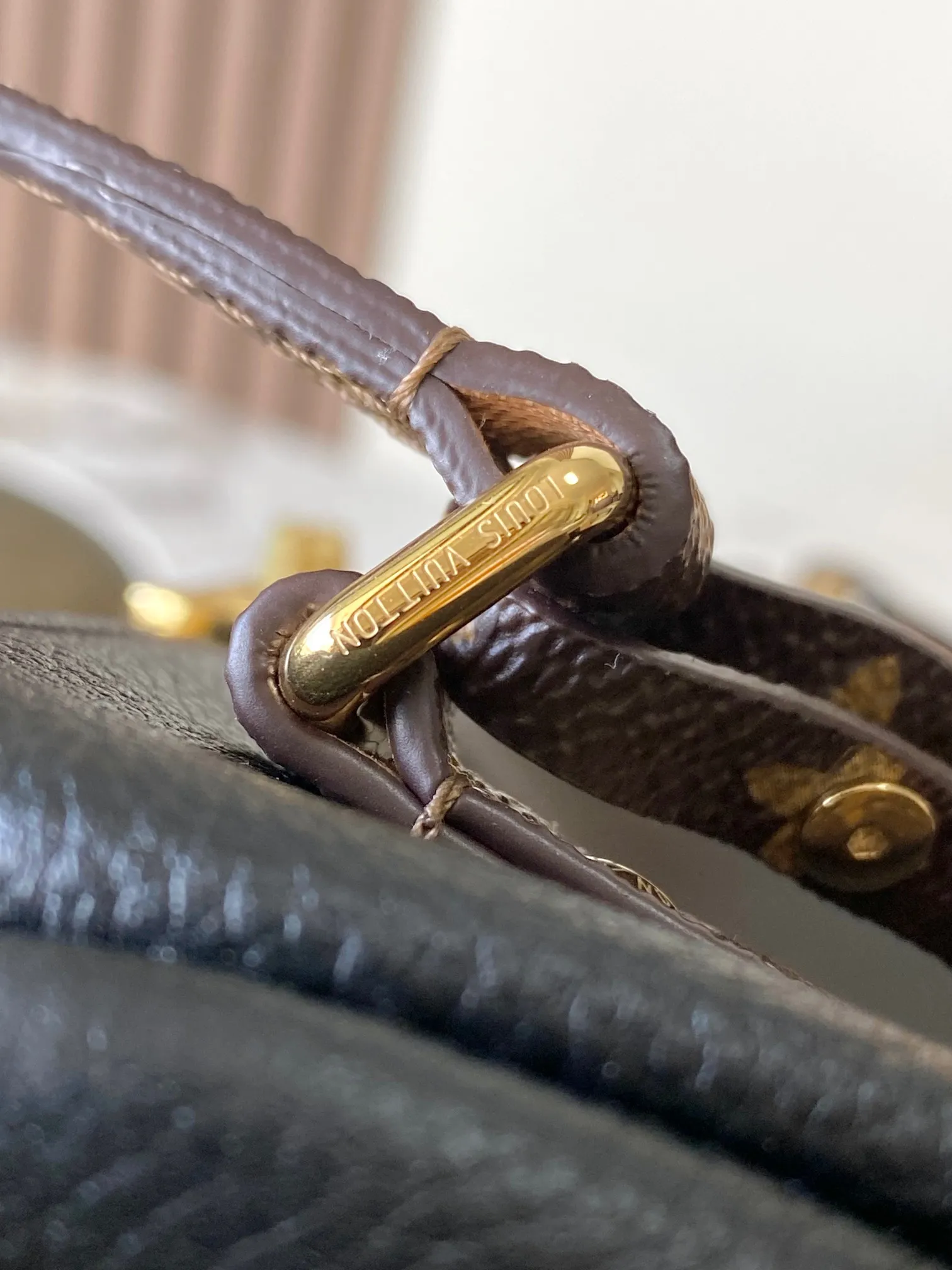 p1900 [Special grade MB original leather] EXPRESS small handbag Model: M26039 black 163C chip version Material: A-grade all-steel hardware, imported original cowhide Packing: full set of original duty-free MB packaging Size: 17*13.5*26CM