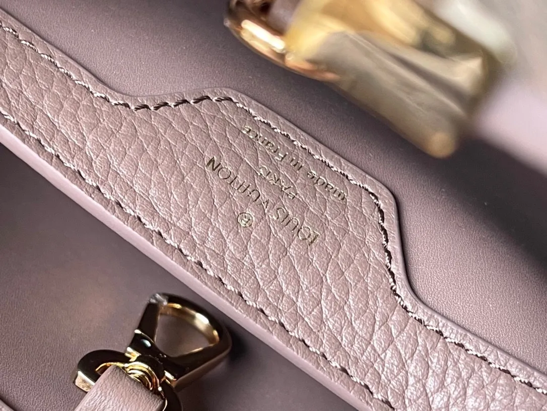 💰2300 (Special Grade Original Leather) M99336 Color Matching Small CAPUCINES Handbag with Python Gold Buckle The spring Capucines BB handbag is dipped in pastel tones, and the handles and logo release the exotic feel of python skin. The removable wide shoulder strap and top handle allow for a variety of carrying options, making it ideal for day and night situations. Detailed features27.0 x 18.0 x 9.0 cm