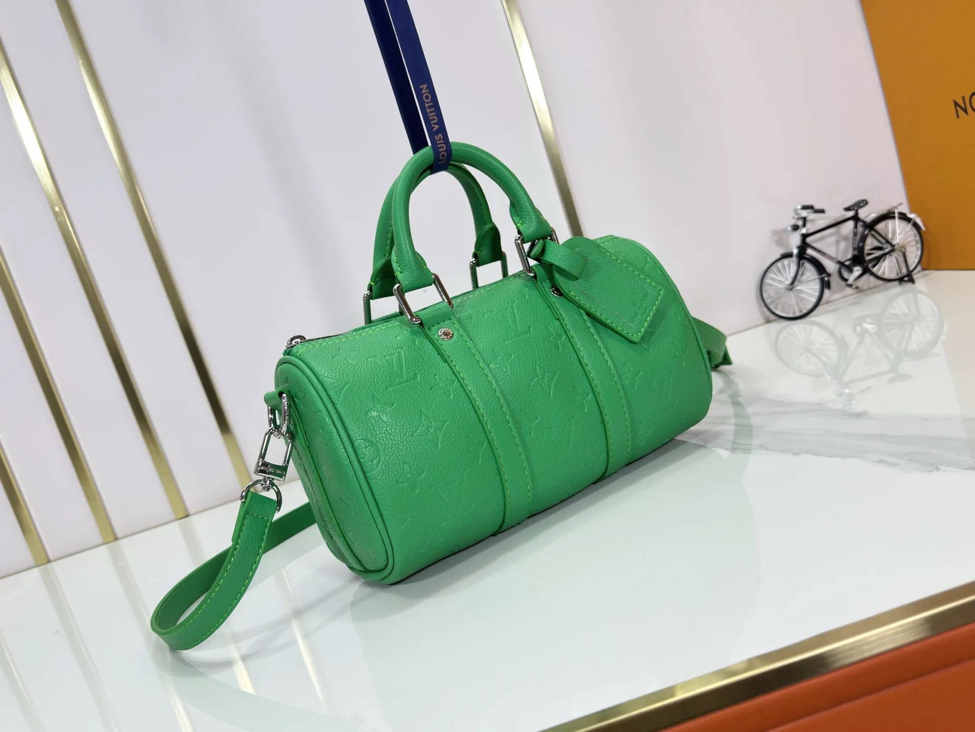 P220 upgraded original M26055 M24434 M46271 This Keepall 25 handbag is made of Monogram Eclipse Reverse canvas, showing an elegant reinterpretation of Louis Vuitton's classic pattern. Reinforced straps and leather name tags are signature elements of the Keepall collection, while a zipper closure keeps personal items safe and secure. Dimensions: 25.0 x 15.0 x 11.0 cm (length x height x width)