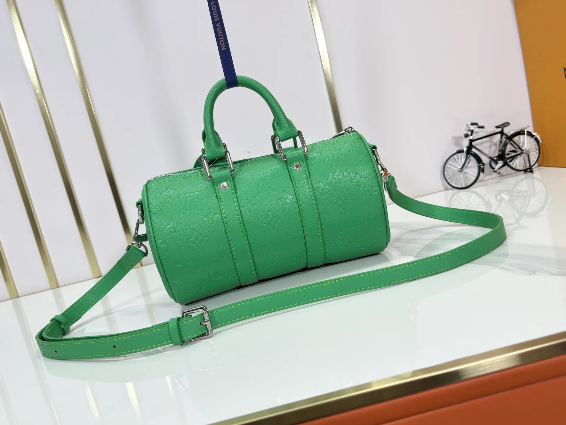 P220 upgraded original M26055 M24434 M46271 This Keepall 25 handbag is made of Monogram Eclipse Reverse canvas, showing an elegant reinterpretation of Louis Vuitton's classic pattern. Reinforced straps and leather name tags are signature elements of the Keepall collection, while a zipper closure keeps personal items safe and secure. Dimensions: 25.0 x 15.0 x 11.0 cm (length x height x width)