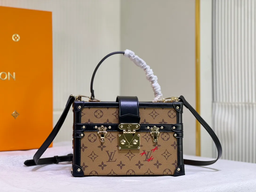 Batch 460💰Original upgrade quality M46309 Nicolas Ghesquières once again goes back to Louis Vuitton’s box-making tradition to create this Petite Malle V handbag. Monogram canvas is trimmed with leather, and the side gussets are V-shaped, creating a soft texture and ample space. Comes with Monogram zippered interior pocket secured by chain. Dimensions 24 x 16 x 13 cm (length x height x width)