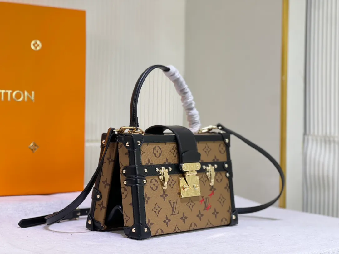 Batch 460💰Original upgrade quality M46309 Nicolas Ghesquières once again goes back to Louis Vuitton’s box-making tradition to create this Petite Malle V handbag. Monogram canvas is trimmed with leather, and the side gussets are V-shaped, creating a soft texture and ample space. Comes with Monogram zippered interior pocket secured by chain. Dimensions 24 x 16 x 13 cm (length x height x width)