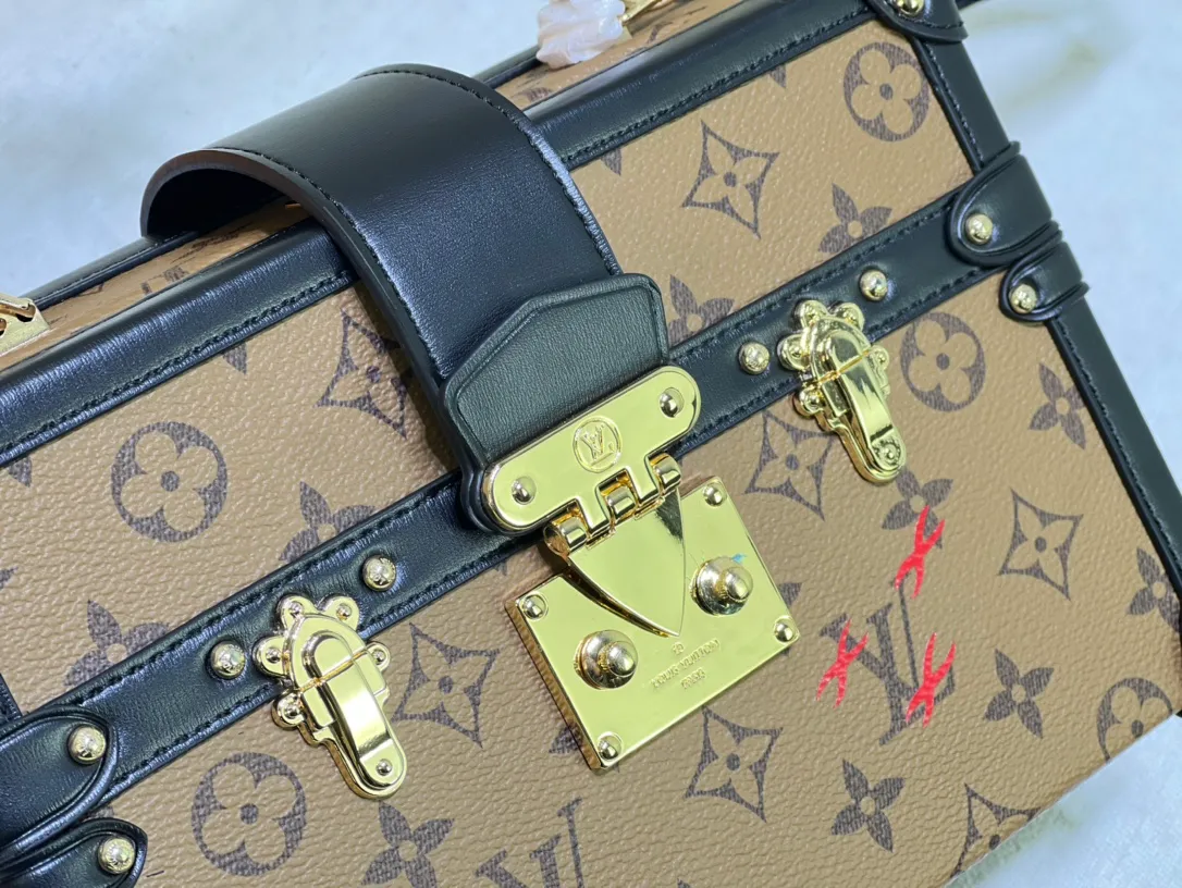 Batch 460💰Original upgrade quality M46309 Nicolas Ghesquières once again goes back to Louis Vuitton’s box-making tradition to create this Petite Malle V handbag. Monogram canvas is trimmed with leather, and the side gussets are V-shaped, creating a soft texture and ample space. Comes with Monogram zippered interior pocket secured by chain. Dimensions 24 x 16 x 13 cm (length x height x width)