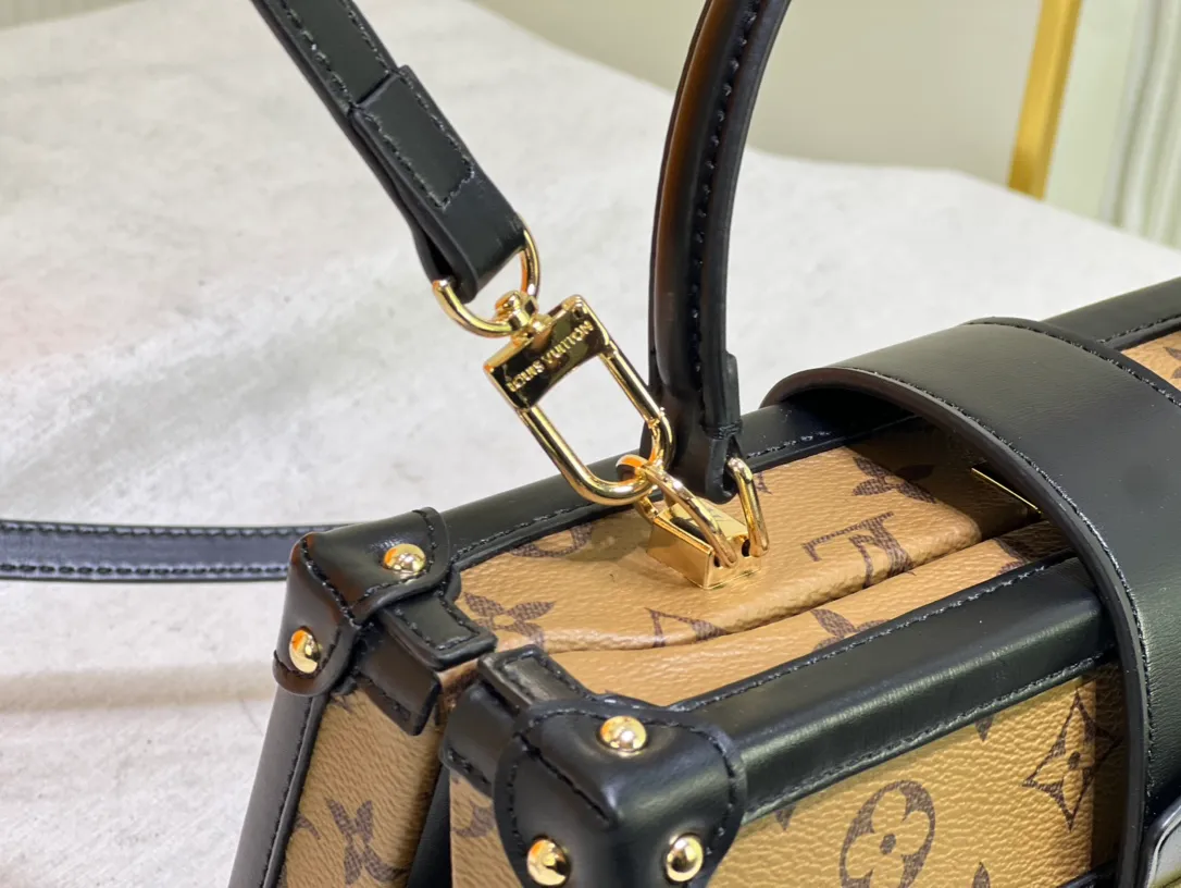 Batch 460💰Original upgrade quality M46309 Nicolas Ghesquières once again goes back to Louis Vuitton’s box-making tradition to create this Petite Malle V handbag. Monogram canvas is trimmed with leather, and the side gussets are V-shaped, creating a soft texture and ample space. Comes with Monogram zippered interior pocket secured by chain. Dimensions 24 x 16 x 13 cm (length x height x width)