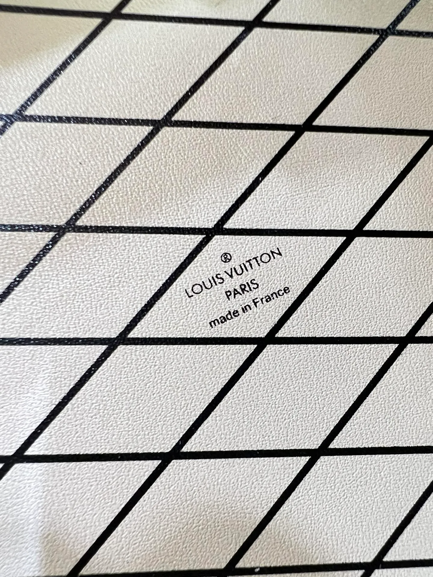 Batch 460💰Original upgrade quality M46309 Nicolas Ghesquières once again goes back to Louis Vuitton’s box-making tradition to create this Petite Malle V handbag. Monogram canvas is trimmed with leather, and the side gussets are V-shaped, creating a soft texture and ample space. Comes with Monogram zippered interior pocket secured by chain. Dimensions 24 x 16 x 13 cm (length x height x width)