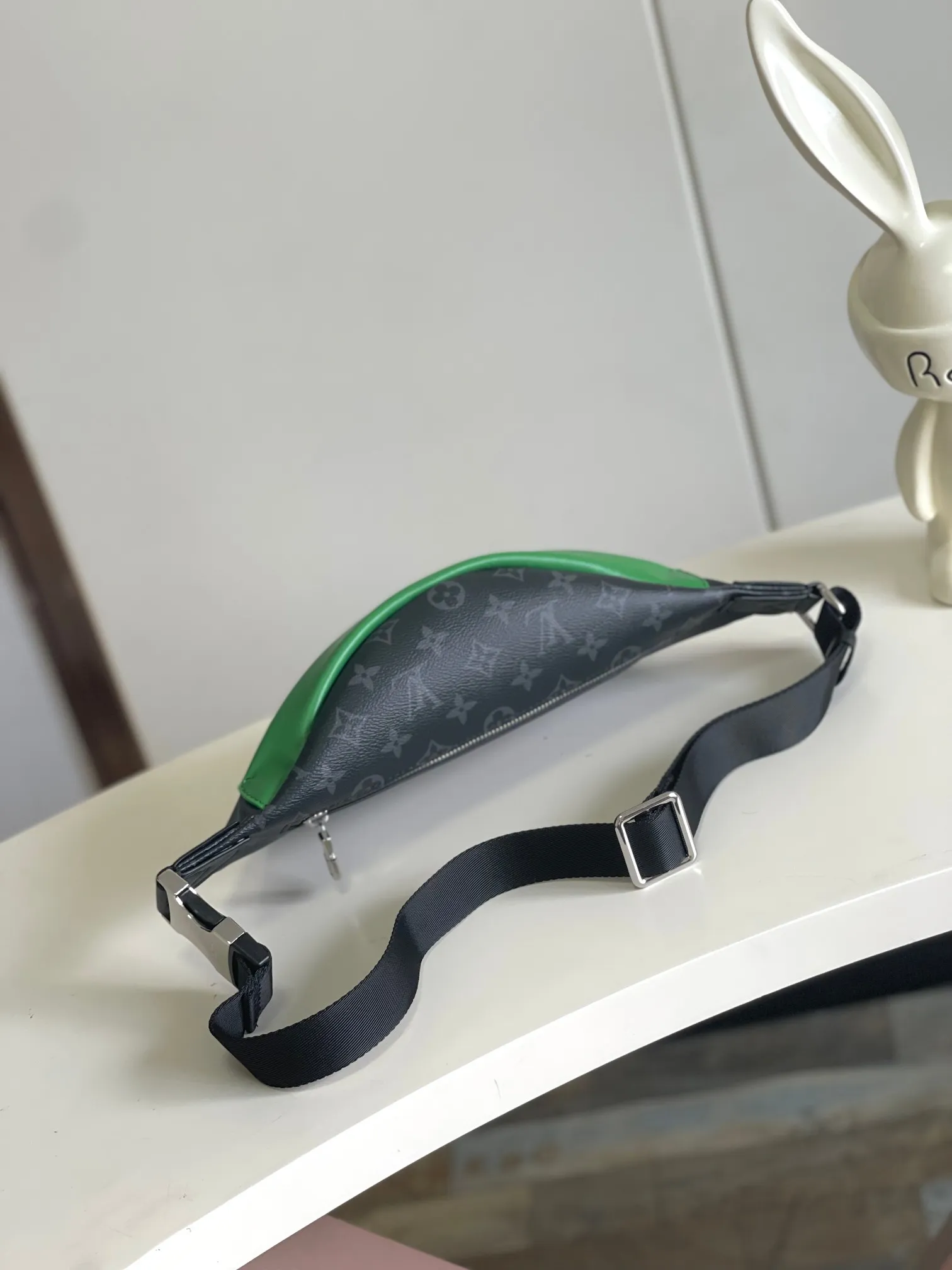💰760 Top original single real shot] Semi-steel 163 chip M25924 green exclusive real shot This Discovery waist bag is made of Monogram Eclipse canvas, which combines casual fashion and modern functionality. The shape is ergonomic and equipped with an adjustable strap, which can be worn around the waist, carried on the shoulder or hung casually on the chest. Zippered pockets on the front and back provide easy access to your phone, cards and keys. Dimensions: 44 x 15 x 9 xerox