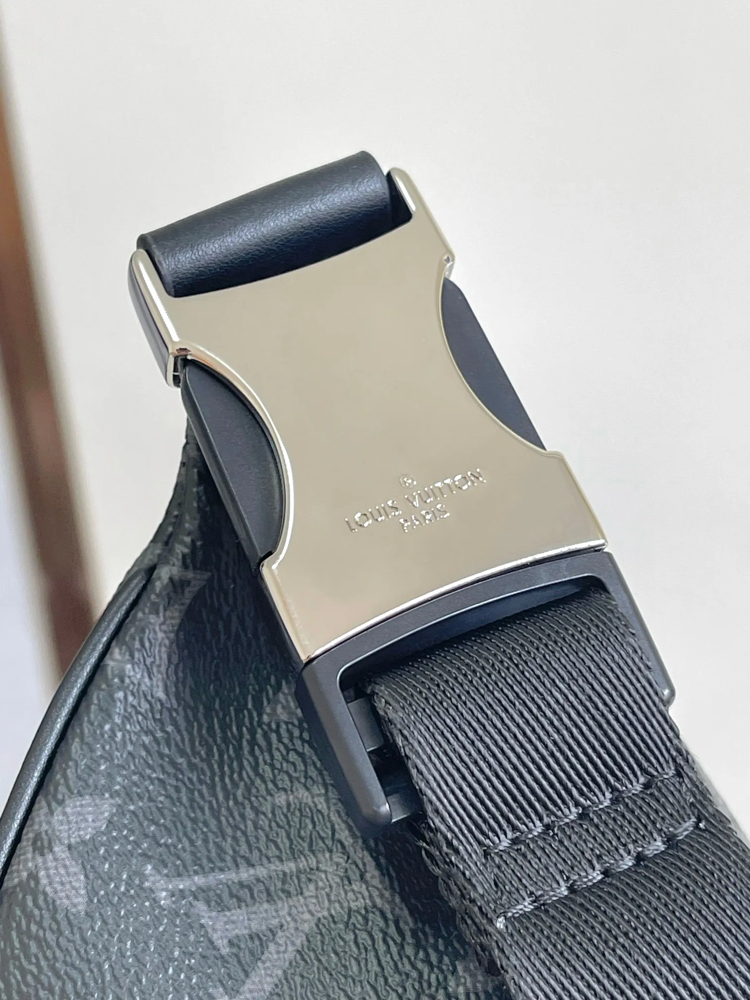 💰760 Top original single real shot] Semi-steel 163 chip M25924 green exclusive real shot This Discovery waist bag is made of Monogram Eclipse canvas, which combines casual fashion and modern functionality. The shape is ergonomic and equipped with an adjustable strap, which can be worn around the waist, carried on the shoulder or hung casually on the chest. Zippered pockets on the front and back provide easy access to your phone, cards and keys. Dimensions: 44 x 15 x 9 xerox