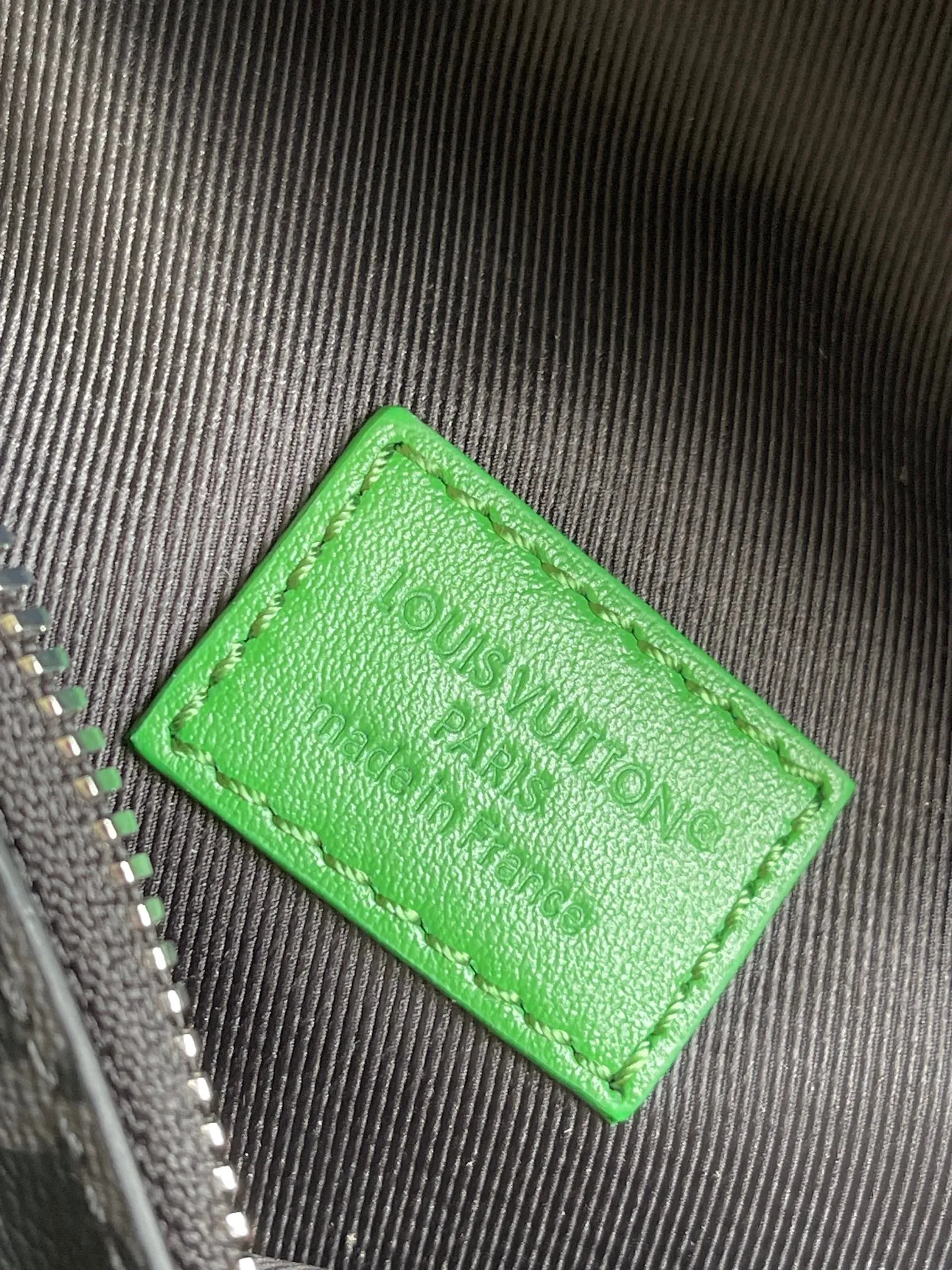 💰760 Top original single real shot] Semi-steel 163 chip M25924 green exclusive real shot This Discovery waist bag is made of Monogram Eclipse canvas, which combines casual fashion and modern functionality. The shape is ergonomic and equipped with an adjustable strap, which can be worn around the waist, carried on the shoulder or hung casually on the chest. Zippered pockets on the front and back provide easy access to your phone, cards and keys. Dimensions: 44 x 15 x 9 xerox