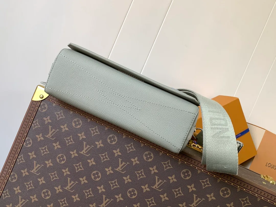 💰1120 (top layer leather) top original order M57080 black M21363 blue 22505 asphalt gray 23709 navy blue top original order transcoding chip LV Aerogram The minimalist design of the messenger bag is full of trendy atmosphere: the customizable label on the fine cow leather surface looks like the stamps on old aviation letterheads, the right-angled flap opens the interior space, which can accommodate mobile phones, tablets and documents, and the zippered back pocket securely stores valuables. 27.0