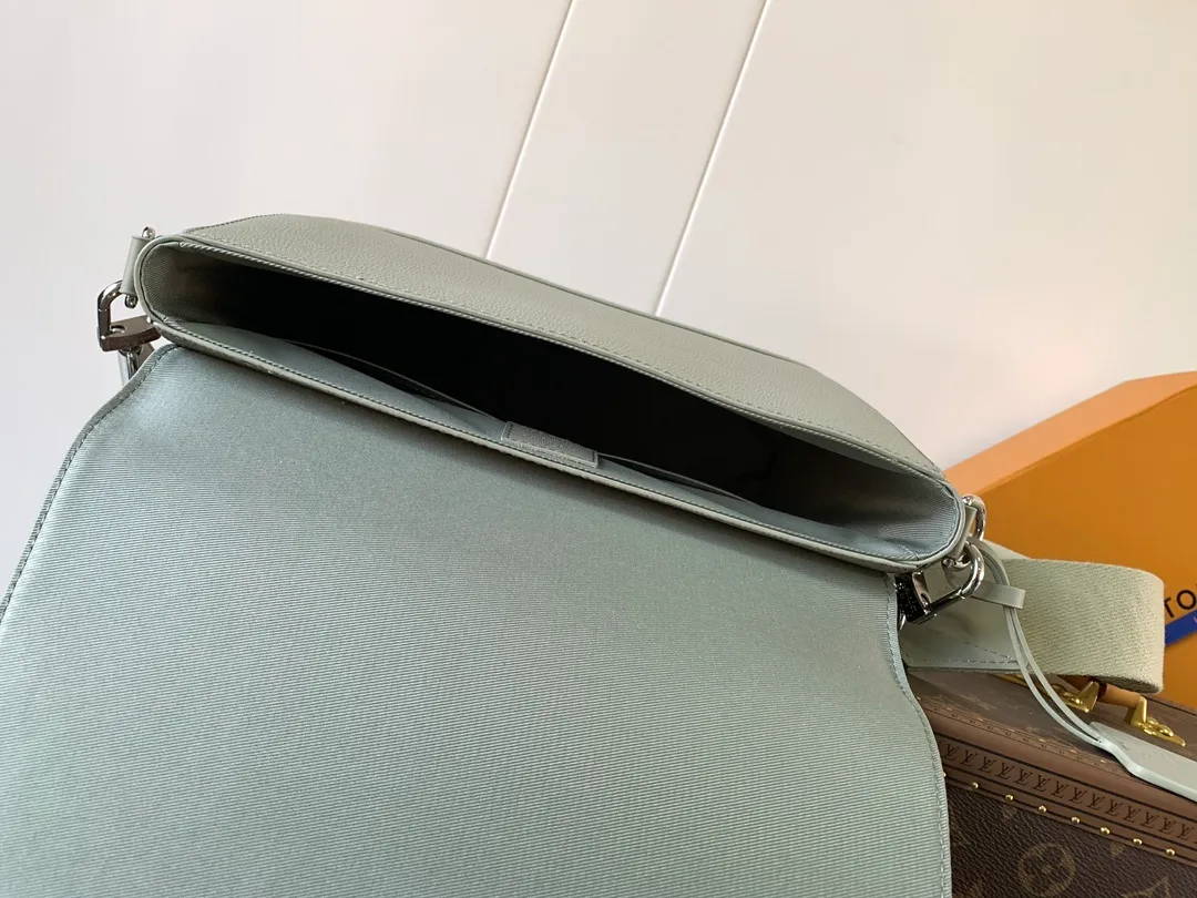 💰1120 (top layer leather) top original order M57080 black M21363 blue 22505 asphalt gray 23709 navy blue top original order transcoding chip LV Aerogram The minimalist design of the messenger bag is full of trendy atmosphere: the customizable label on the fine cow leather surface looks like the stamps on old aviation letterheads, the right-angled flap opens the interior space, which can accommodate mobile phones, tablets and documents, and the zippered back pocket securely stores valuables. 27.0