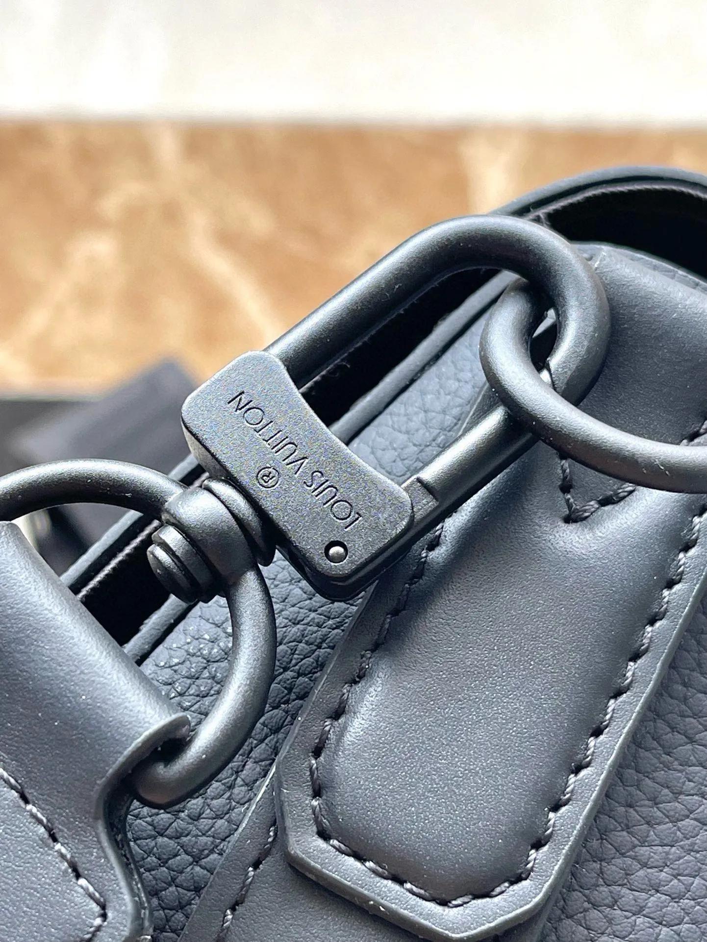 💰940 (top-grain leather) top original order M24769 black. This small Takeoff messenger bag is made of cow leather. It continues the iconic elements of the LV Aerogram series with its obtuse flap and LV logo. The close-fitting construction and wide removable shoulder strap make it a perfect choice for everyday travel. Dimensions: 22 × 16.5 × 7 cm