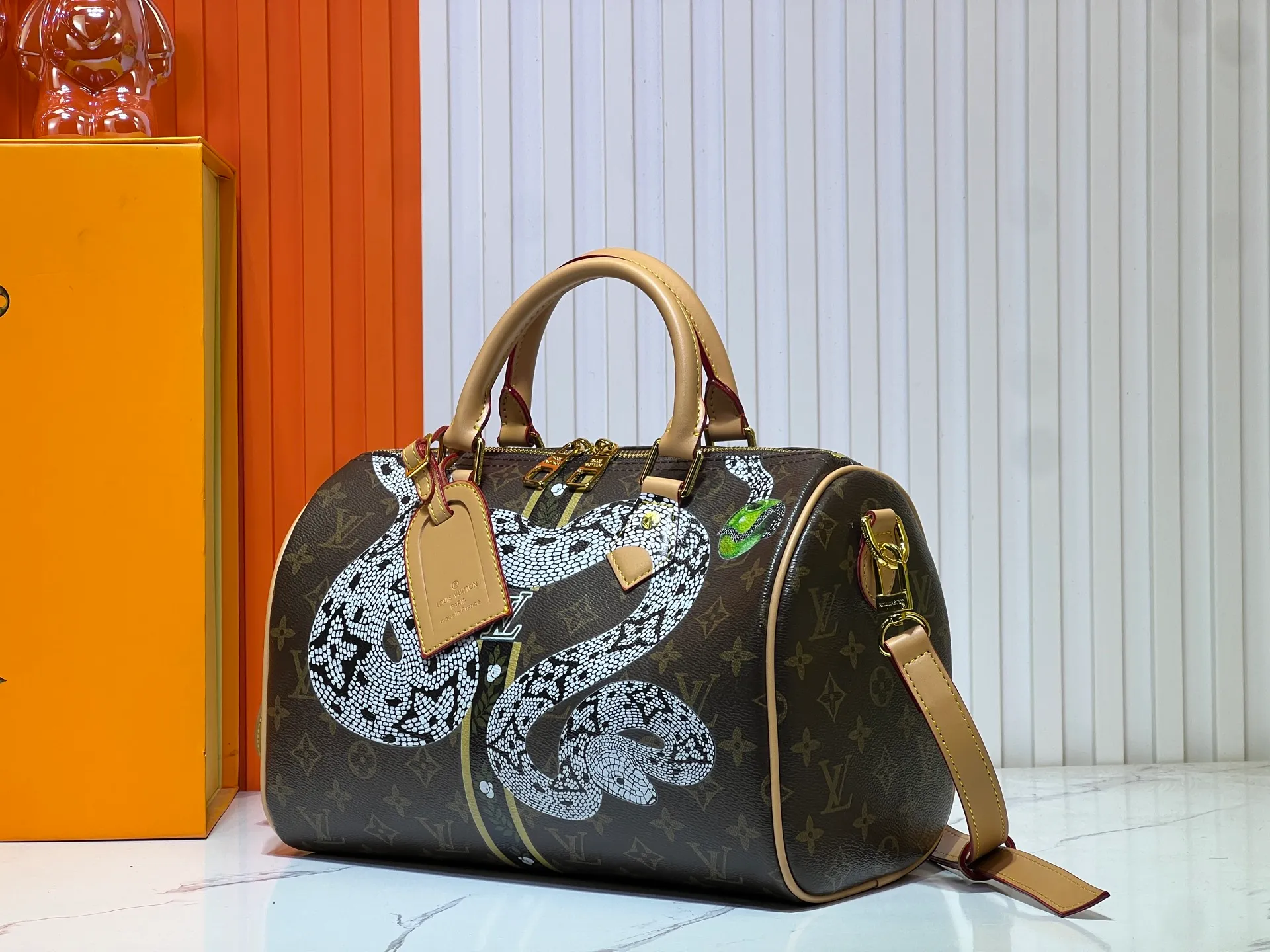 Batch 300💰M40391 This Speedy Bandouliere 30 handbag draws inspiration from the brand's collection of Monogram canvas, Louis Vuitton's legendary collection. The cow leather trim highlights the traditional heritage. The rolled leather handle, engraved padlock and detachable shoulder strap continue the classic details, making it a good choice for urban life. Size: 30X21X17cm
