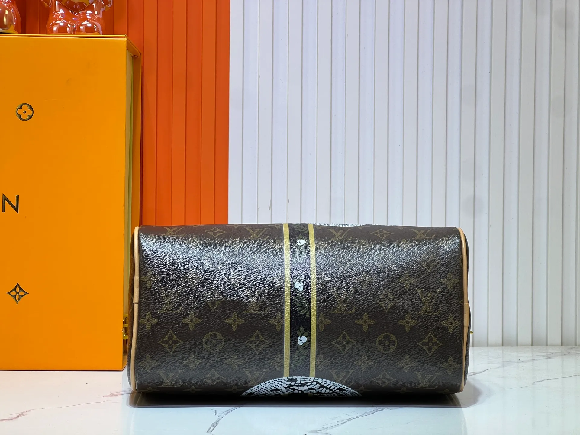 Batch 300💰M40391 This Speedy Bandouliere 30 handbag draws inspiration from the brand's collection of Monogram canvas, Louis Vuitton's legendary collection. The cow leather trim highlights the traditional heritage. The rolled leather handle, engraved padlock and detachable shoulder strap continue the classic details, making it a good choice for urban life. Size: 30X21X17cm