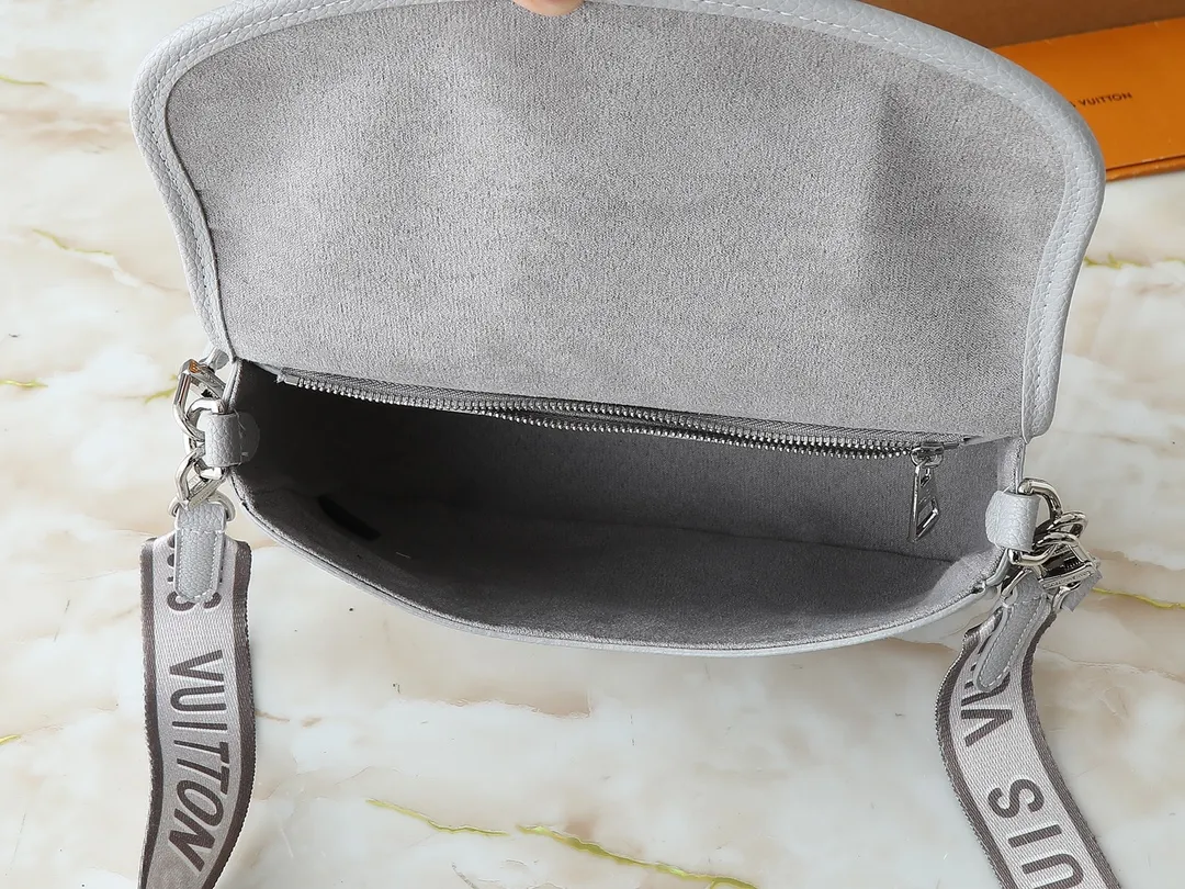 💰240💰Upgraded original M14214 M46583 M46584 M46386 M46388 M45985 Full leather baguette series New Diane handbag Diane satchel is made of Monogram Empreinte, made of the brand's iconic embossed leather. This versatile bag comes with a removable leather shoulder strap that can be worn on the shoulder or by hand, as well as a wide removable full leather crossbody bag with 'Louis Vuitton' printed strap. This versatile bag can be styled in chic or sporty fashion to match the overall style or mood. Dimensions: 25.0 × 9.0 × 15.0 cm