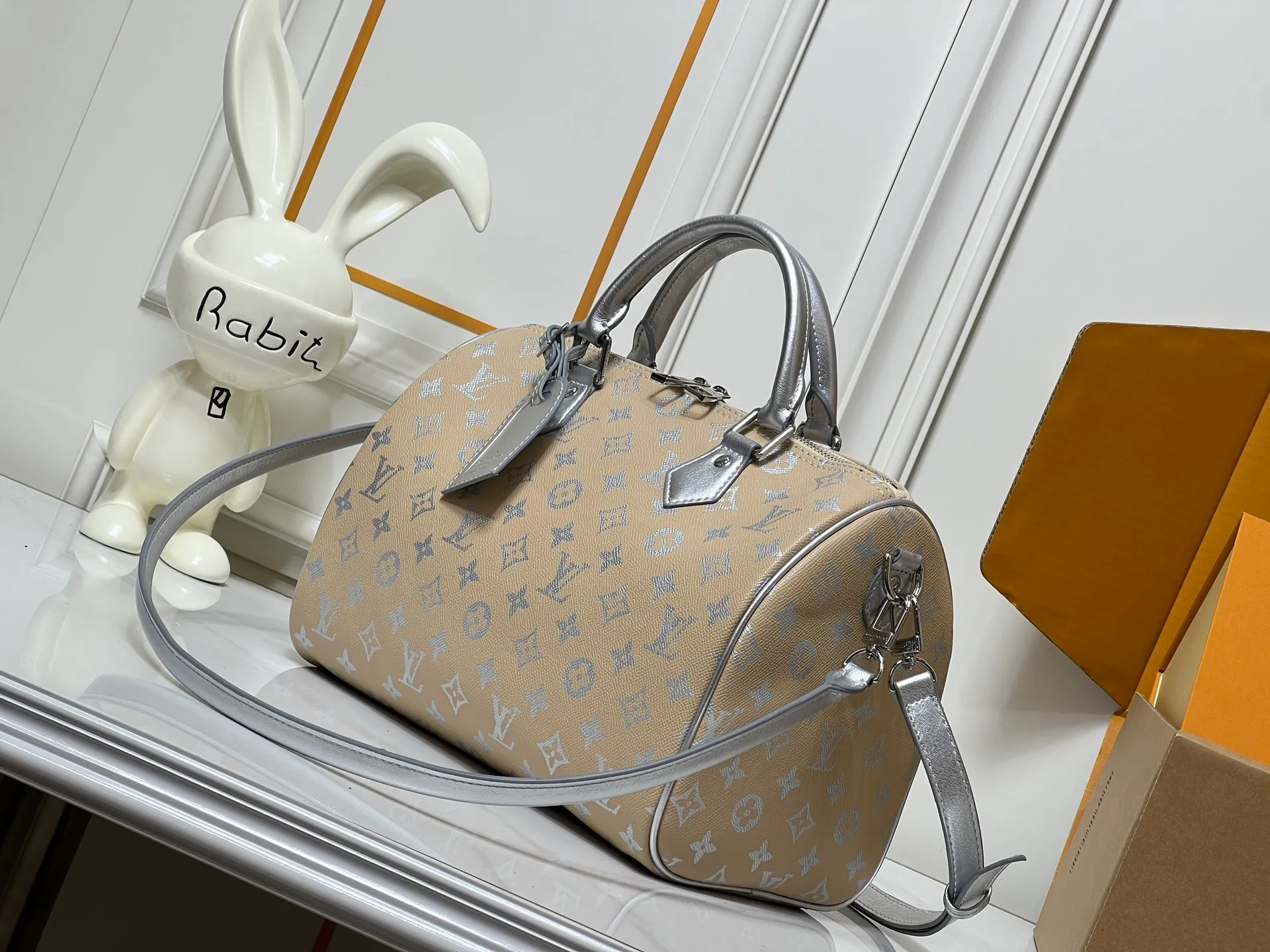 Batch 300💰M18076 M15159 M25766 M13344 Catwalk model This Speedy Soft 30 comes from the LV Travels With Grace Coddlington series. It is made of rich-toned cow leather with gold hardware and interesting embossed shapes. Removable name tag features Grace Coddington's handwriting. Size: 30X21X17 cm