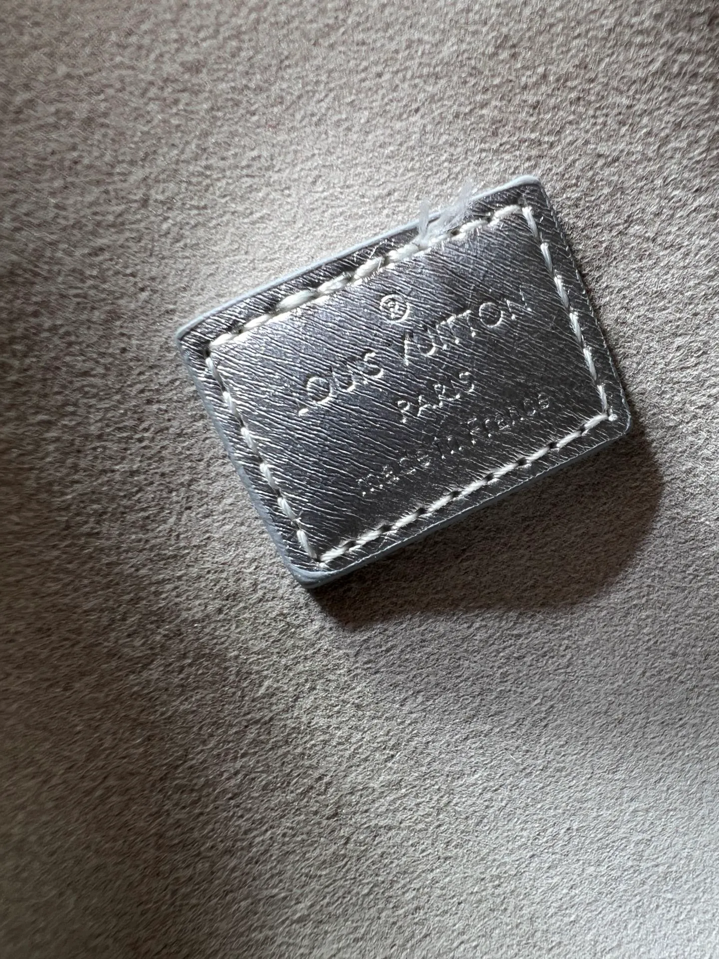 Batch 300💰M18076 M15159 M25766 M13344 Catwalk model This Speedy Soft 30 comes from the LV Travels With Grace Coddlington series. It is made of rich-toned cow leather with gold hardware and interesting embossed shapes. Removable name tag features Grace Coddington's handwriting. Size: 30X21X17 cm