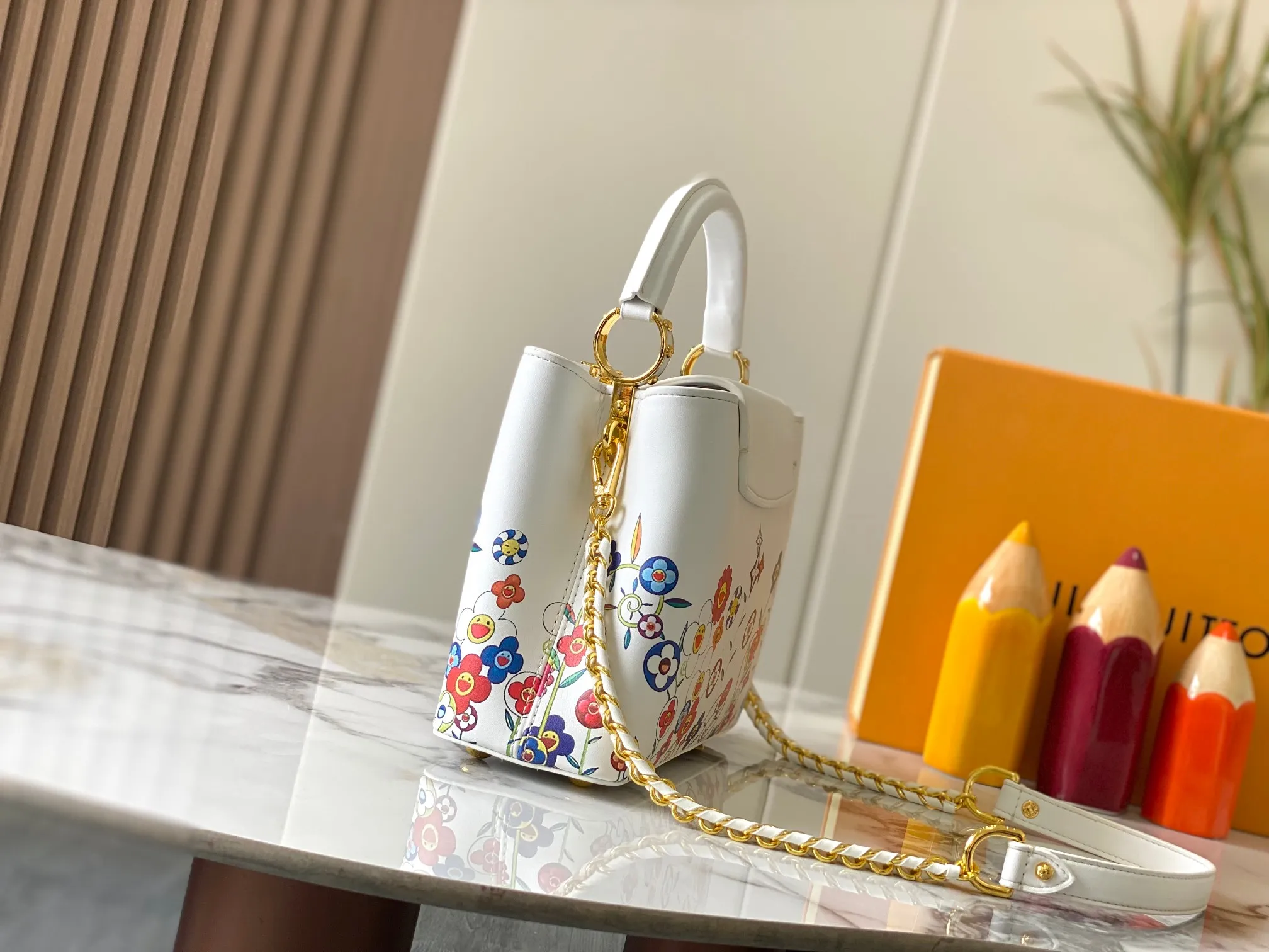 Top Original P460 Guangzhou Goods 🇫🇷 M13247 Graffiti The luxurious Taurillon leather of this Capucines BB handbag looks great in soft beige. The flap is brown cherry leather. The same goes for the elegant top handle. The flaps can be tucked inside to feature the LV signature, or they can be exposed outwards to reveal a simple Monogram Blossom. A wide, removable shoulder strap provides carrying options. Size: 27*18*9cm