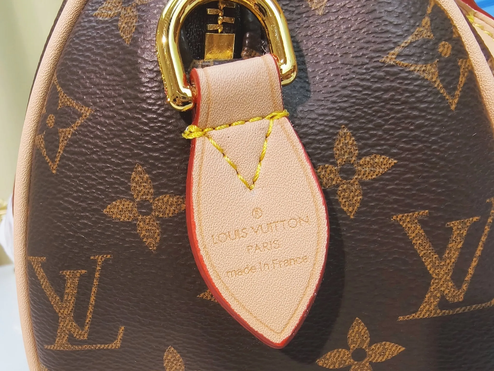 P220💰 M46222.M46234.M45957.M45948Presbyopia This Speedy Bandoulière 20 handbag is made of Monogram canvas, cow leather trim and fabric lining. It continues the classic design of Louis Vuitton Speedy travel bag in a compact size. It is equipped with rolled leather handles and a detachable and adjustable fabric shoulder strap embellished with brand logo texture. Detailed features 20.5 x 13.5 x 12 cm (length x height x width)