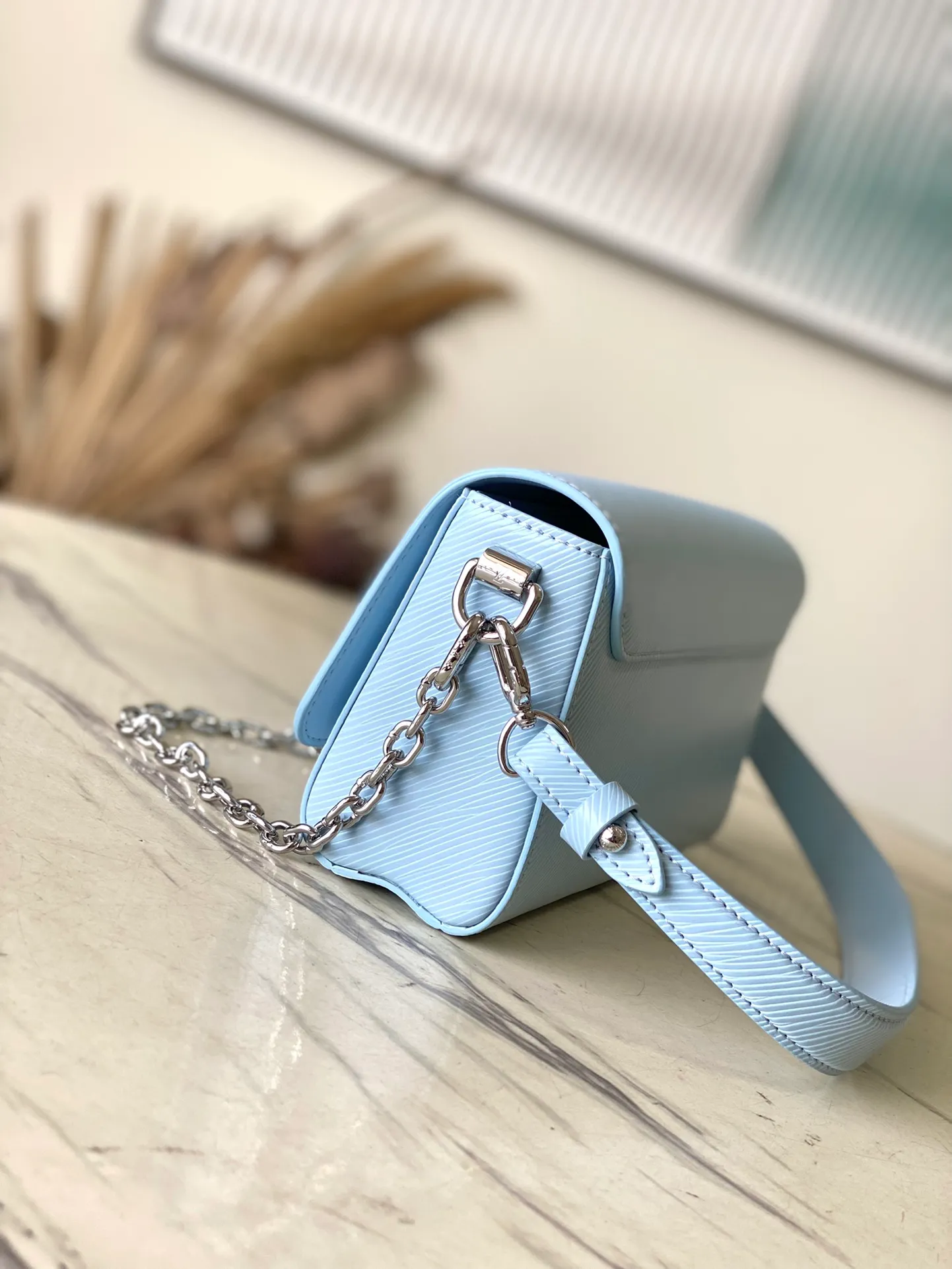 💰1160 (top-grain leather) top original order M24566 blue This Twist West handbag has a slender configuration, giving the classic design a new season coolness. Epi leather is dip-dyed in modern colors, and LV Twist twist locks highlight the brand's identity. Comes with detachable shoulder strap and chain. Carry your daily essentials in a variety of ways. Dimensions: 23.5 × 12 × 7 cm