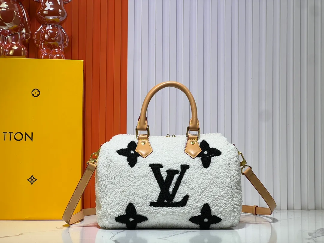 Batch 260💰Upgraded original M23468 M40390 [Speedy Bandoulière 25 handbag] Lamb velvet🔥Made of soft wool leather with grained leather trim, relying on complex intarsia technology to outline the Giant Monogram pattern, showing the trend of the winter series. Rolled leather top handles and removable and adjustable leather shoulder strap allow for a variety of carrying options. Dimensions: 25.0 x 19.0 x 15.0 cm