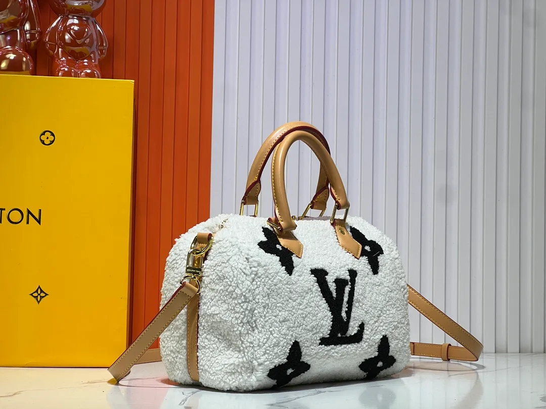 Batch 260💰Upgraded original M23468 M40390 [Speedy Bandoulière 25 handbag] Lamb velvet🔥Made of soft wool leather with grained leather trim, relying on complex intarsia technology to outline the Giant Monogram pattern, showing the trend of the winter series. Rolled leather top handles and removable and adjustable leather shoulder strap allow for a variety of carrying options. Dimensions: 25.0 x 19.0 x 15.0 cm