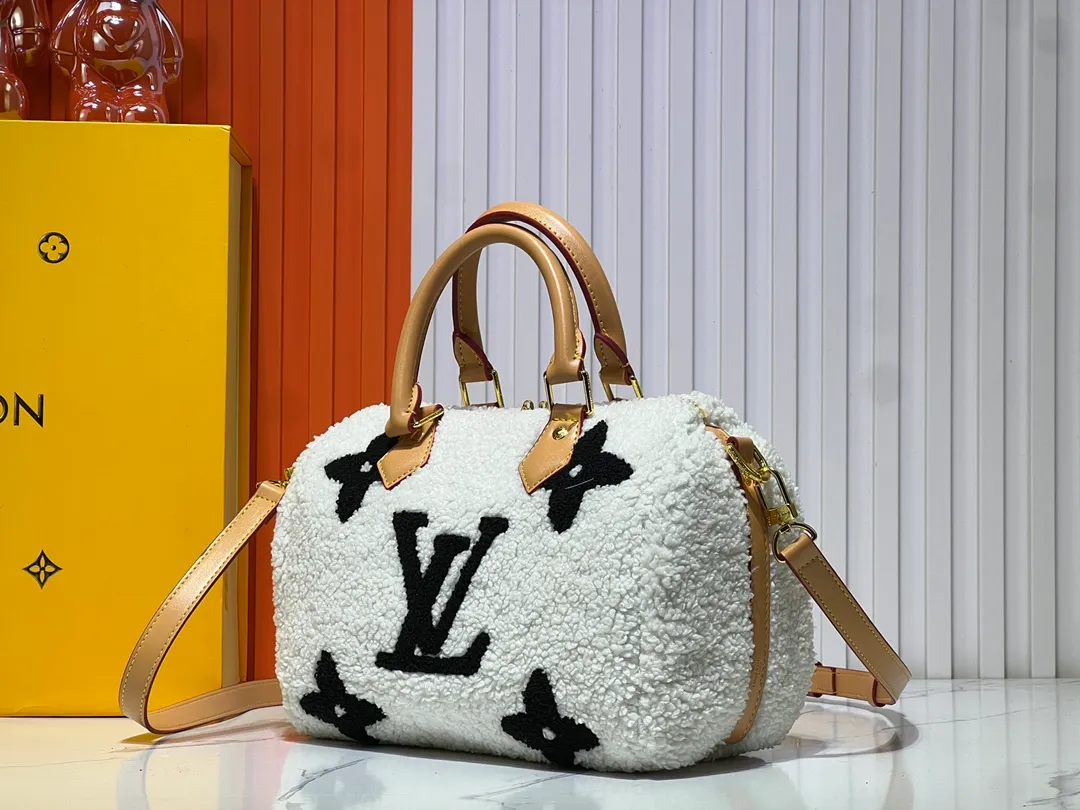 Batch 260💰Upgraded original M23468 M40390 [Speedy Bandoulière 25 handbag] Lamb velvet🔥Made of soft wool leather with grained leather trim, relying on complex intarsia technology to outline the Giant Monogram pattern, showing the trend of the winter series. Rolled leather top handles and removable and adjustable leather shoulder strap allow for a variety of carrying options. Dimensions: 25.0 x 19.0 x 15.0 cm