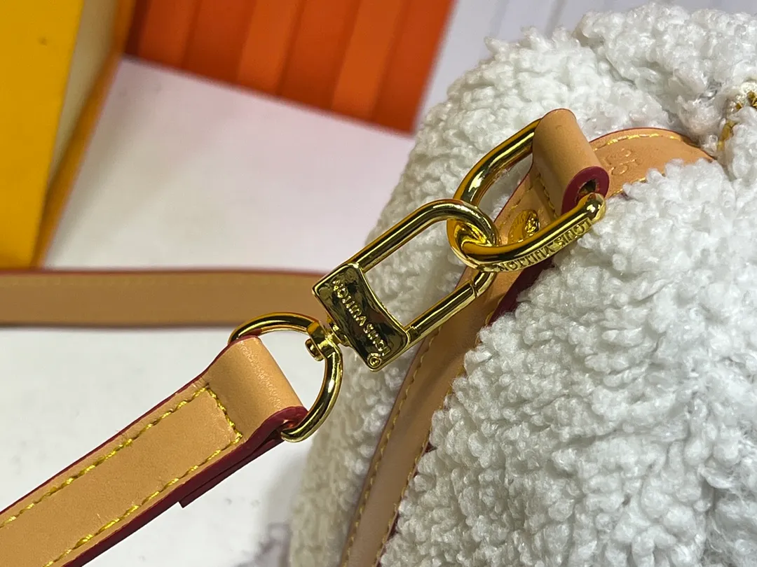 Batch 260💰Upgraded original M23468 M40390 [Speedy Bandoulière 25 handbag] Lamb velvet🔥Made of soft wool leather with grained leather trim, relying on complex intarsia technology to outline the Giant Monogram pattern, showing the trend of the winter series. Rolled leather top handles and removable and adjustable leather shoulder strap allow for a variety of carrying options. Dimensions: 25.0 x 19.0 x 15.0 cm