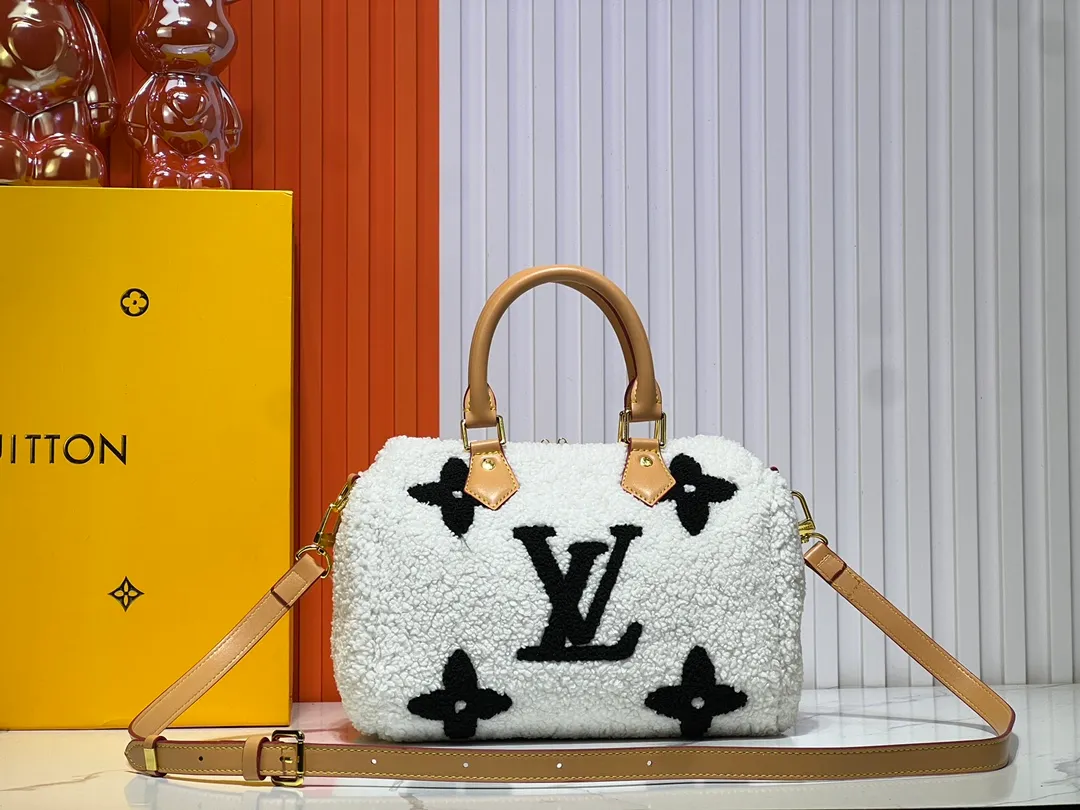 Batch 260💰Upgraded original M23468 M40390 [Speedy Bandoulière 25 handbag] Lamb velvet🔥Made of soft wool leather with grained leather trim, relying on complex intarsia technology to outline the Giant Monogram pattern, showing the trend of the winter series. Rolled leather top handles and removable and adjustable leather shoulder strap allow for a variety of carrying options. Dimensions: 25.0 x 19.0 x 15.0 cm