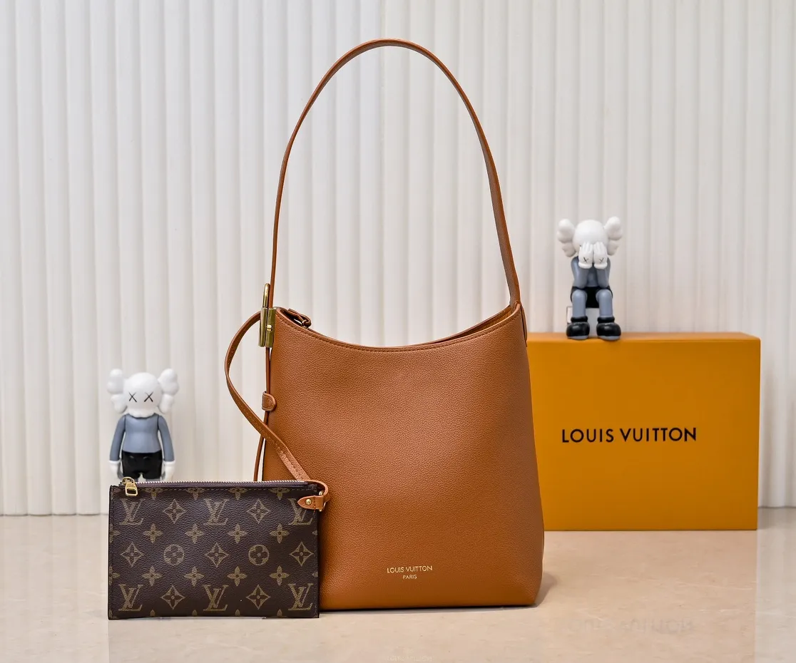 💰Large 150. Small 280💰Upgraded original (imitation original) M24988 M24974 M24856 M25022 M25352 M25353 M25354 This Low Key Hobo handbag is made of smooth cow leather with suede cow leather lining. It can accommodate short wallets, large smartphones, keys and other small items. The shoulder strap is adjustable with a padlock buckle, and a removable Monogram canvas zippered interior pocket keeps it organized. Dimensions: Large 31.0 x 35.0 x 18.0 cm (L x H x W), Small 24.0 x 28.0 x 16.0 cm (L x H x W)