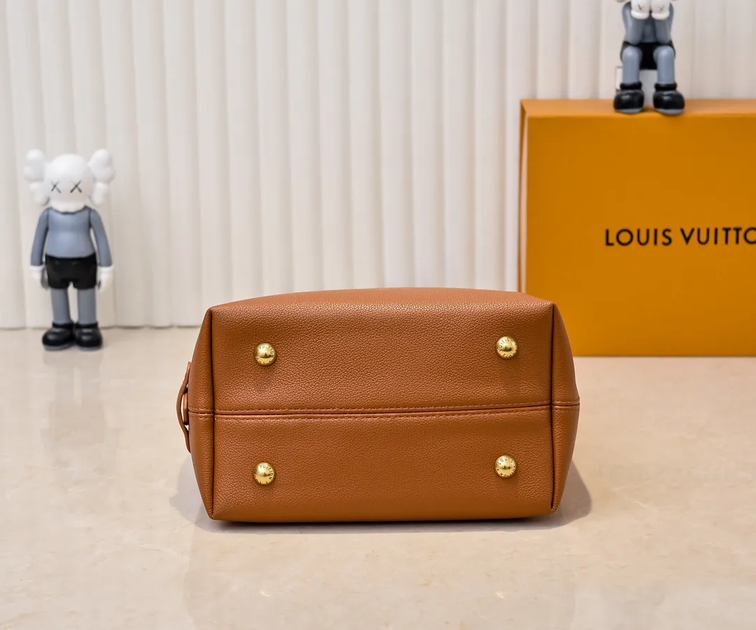 💰Large 150. Small 280💰Upgraded original (imitation original) M24988 M24974 M24856 M25022 M25352 M25353 M25354 This Low Key Hobo handbag is made of smooth cow leather with suede cow leather lining. It can accommodate short wallets, large smartphones, keys and other small items. The shoulder strap is adjustable with a padlock buckle, and a removable Monogram canvas zippered interior pocket keeps it organized. Dimensions: Large 31.0 x 35.0 x 18.0 cm (L x H x W), Small 24.0 x 28.0 x 16.0 cm (L x H x W)