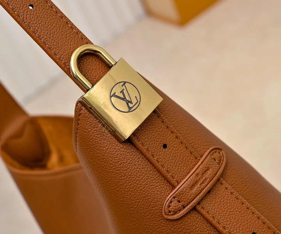 💰Large 150. Small 280💰Upgraded original (imitation original) M24988 M24974 M24856 M25022 M25352 M25353 M25354 This Low Key Hobo handbag is made of smooth cow leather with suede cow leather lining. It can accommodate short wallets, large smartphones, keys and other small items. The shoulder strap is adjustable with a padlock buckle, and a removable Monogram canvas zippered interior pocket keeps it organized. Dimensions: Large 31.0 x 35.0 x 18.0 cm (L x H x W), Small 24.0 x 28.0 x 16.0 cm (L x H x W)