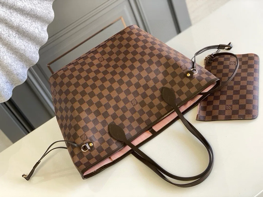 💰760 (Medium Steel Nail) Top Original N41603 NEVERFULL Medium Handbag The legendary Neverfull handbag can always meet your various needs for handbags. It has a large capacity but is not bulky. It is stiff and soft to the touch, making it suitable for home and travel. Tighten the side ties and it instantly transforms into a stylish urban handbag. Loosen the straps and it transforms into a chic and practical handbag. The slender leather handle can be carried over the shoulder or between the arms. The model shown here is made of Damier Ebène canvas.  Detailed Features 31 x 28 x 14 cm (Length x Height x Width) Bag interior redesigned with vintage details inspired by the Louis Vuitton archives - Fabric-lined interior pocket Removable zip clutch with matching interior Natural cowhide leather trim Shiny gold-tone brass hardware Handles: Double handle