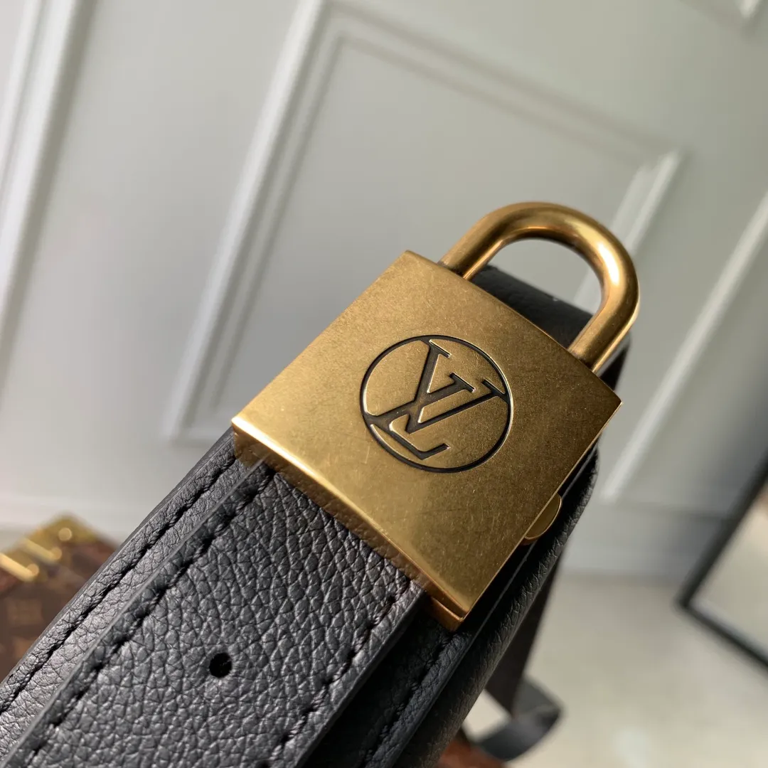 💰840 (Top Grain Leather) Top Original M11429 Black, This low-key crossbody bag features a modern minimalist design with extremely soft and smooth calfskin and exquisite details, including a padlock printed with the LV logo and a suede calfskin lining. This versatile bag features a zippered main compartment for essentials like your phone, wallet and keys, plus an adjustable shoulder or hand strap. 28 x 13 x 5.5cm (length x height x width)