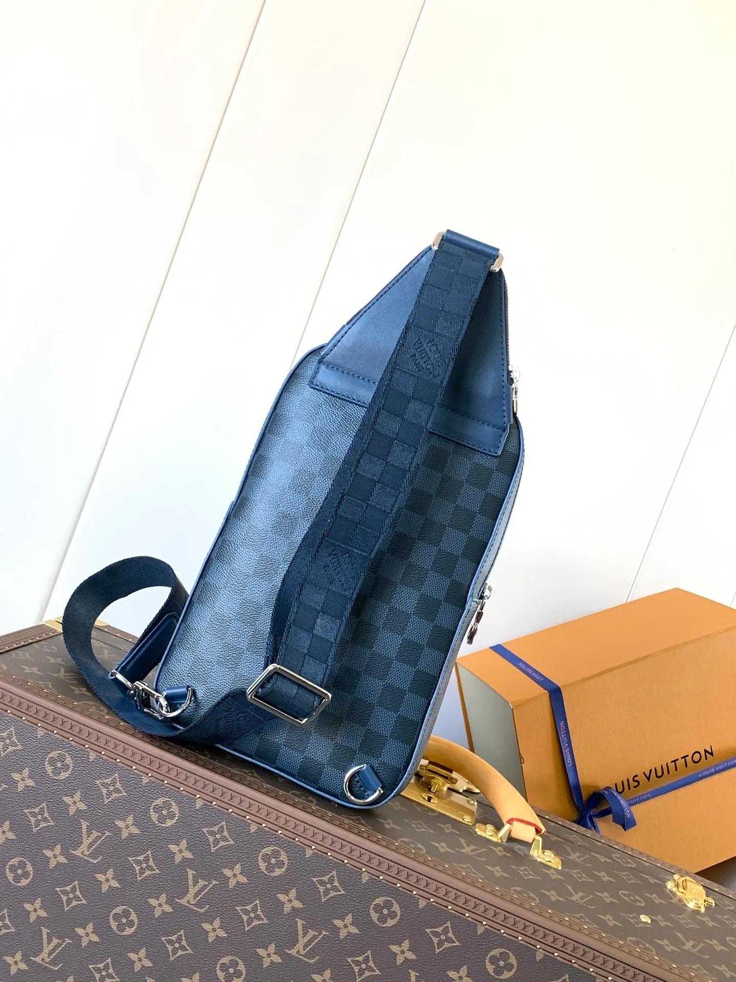 💰1060 (top layer leather) top original order N40439 blue full leather top original order transcoding chip men's bag chest bag series Avenue Sling Bag sling bag Damier Anfini's "Avenue Sling Bag" made of leather and Damier Graffit canvas. The geometric lattice pattern that creates a sophisticated atmosphere is expressed with different materials. The bag's adjustable straps can be swapped left or right for a variety of carrying options. The small zippered pocket on top is also very attractive. 20x31x7cm