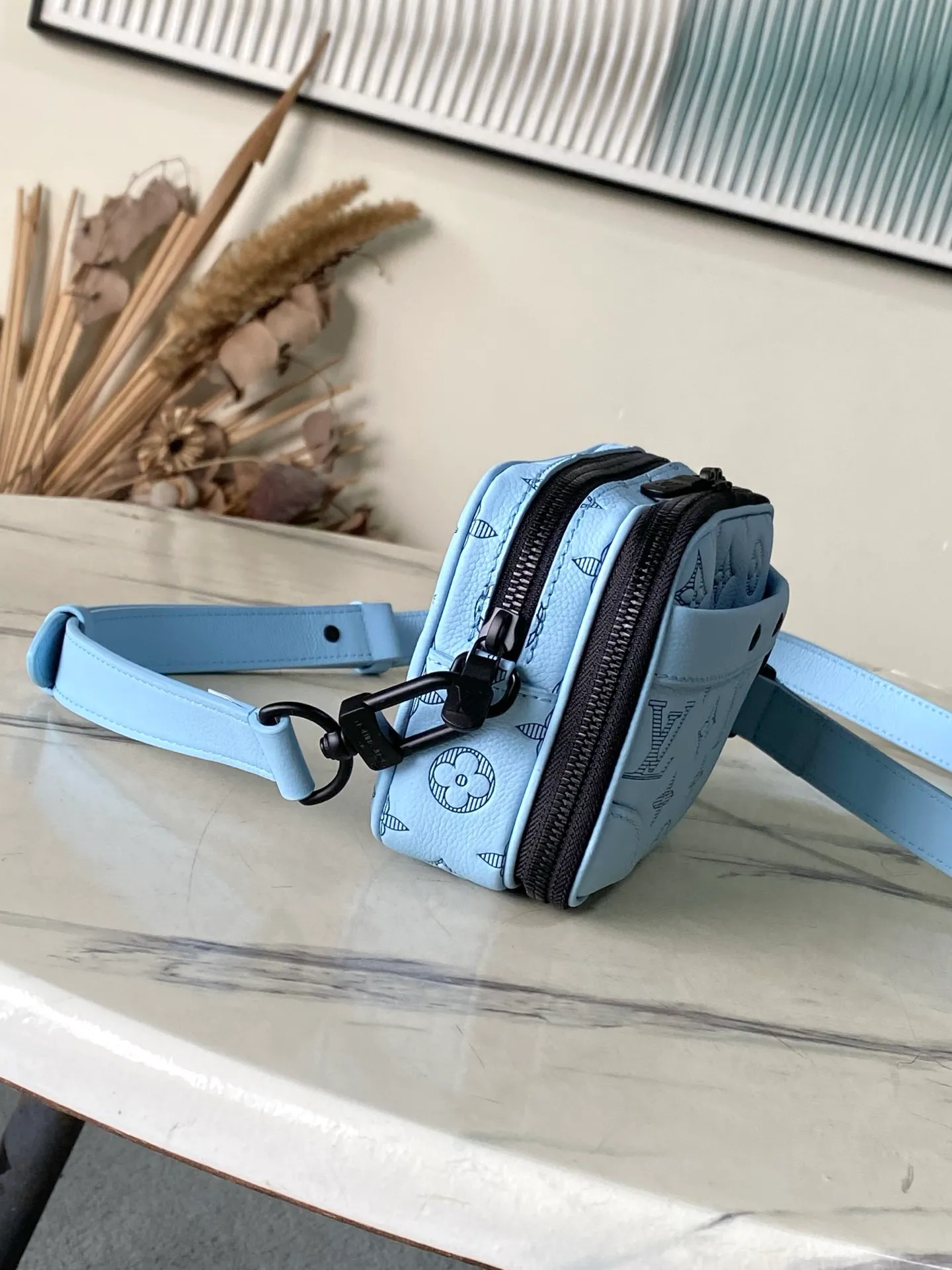 💰1000 (top-grain leather) top-grade original M14790 Nano Alpha handbag is made of Monogram Shadow leather with subtle embossing of Monogram pattern, which makes the compact structure show elegant style. Rivet elements mark the brand's mark, zipper compartments and external patch pockets are convenient for storing daily needs, and the detachable and adjustable leather shoulder strap allows for comfortable carrying. 11 x 18.5 x 6.5 cm (length x height x width)